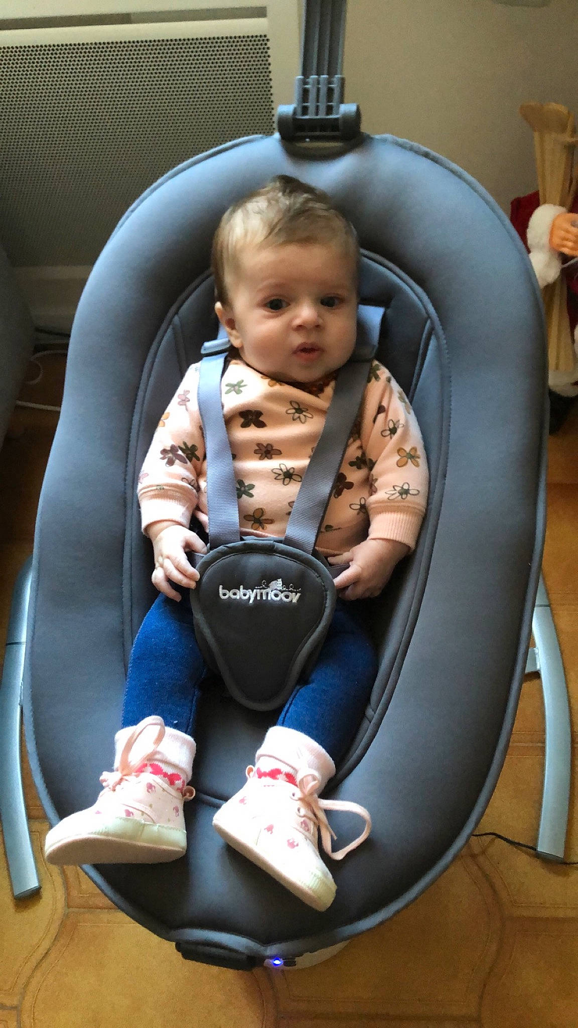 élyona participe au concours pour gagner de l'argent avec cette photo : auto_part, automotive_design, baby, baby_carriage, baby_in_car_seat, baby_products, baby_toddler_clothing, bag, car_seat, child, comfort, fun, human_leg, knee, lamp, person, service, sitting, sock, toddler