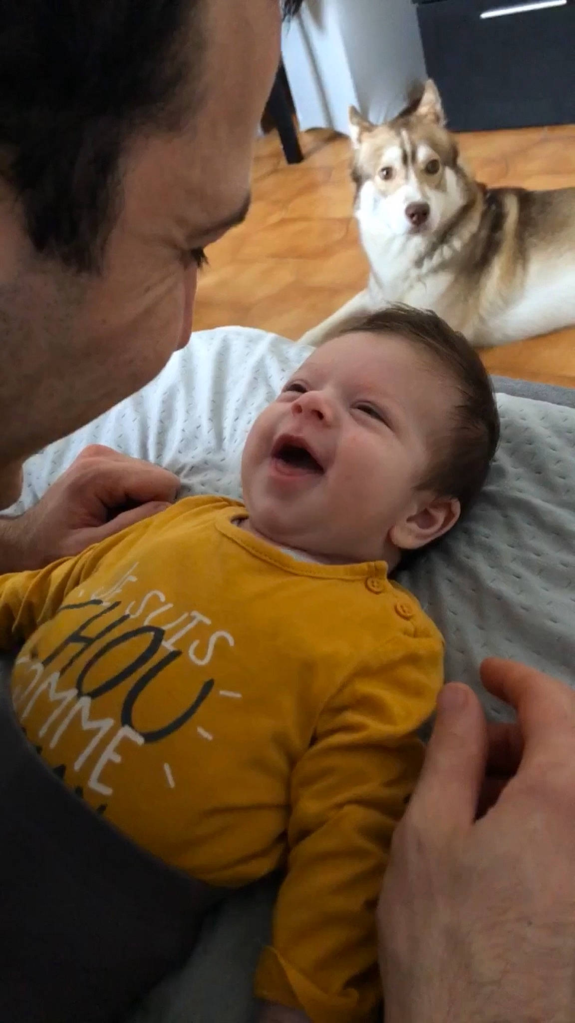 élyona participe au concours pour gagner de l'argent avec cette photo : baby, carnivore, cheek, child, comfort, companion_dog, dog, dog_breed, event, face, facial_expression, fun, gesture, happy, mammal, person, skin, smile, t_shirt, toddler