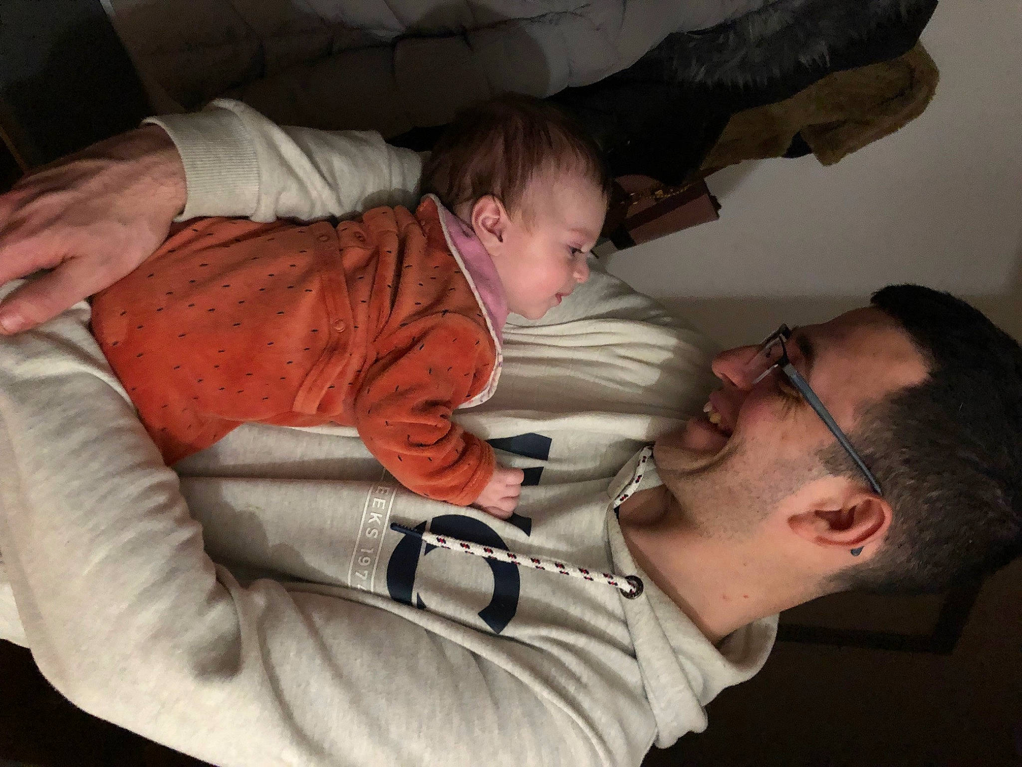 élyona a rejoint le concours — aidez-le/la à gagner de superbes lots ! arm, baby, child, comfort, ear, elbow, eyewear, finger, fun, gesture, glasses, joint, joy, lap, mouth, muscle, nose, person, thumb, toddler