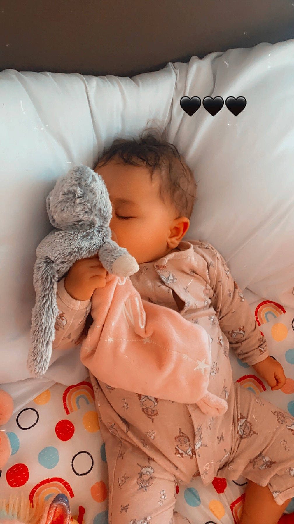 Ericka a rejoint le concours — aidez-le/la à gagner de superbes lots ! baby, baby_sleeping, baby_toddler_clothing, child, comfort, doll, fur, happy, linens, orange, pattern, peach, person, room, sitting, skin, sleeve, stuffed_toy, toddler, toy