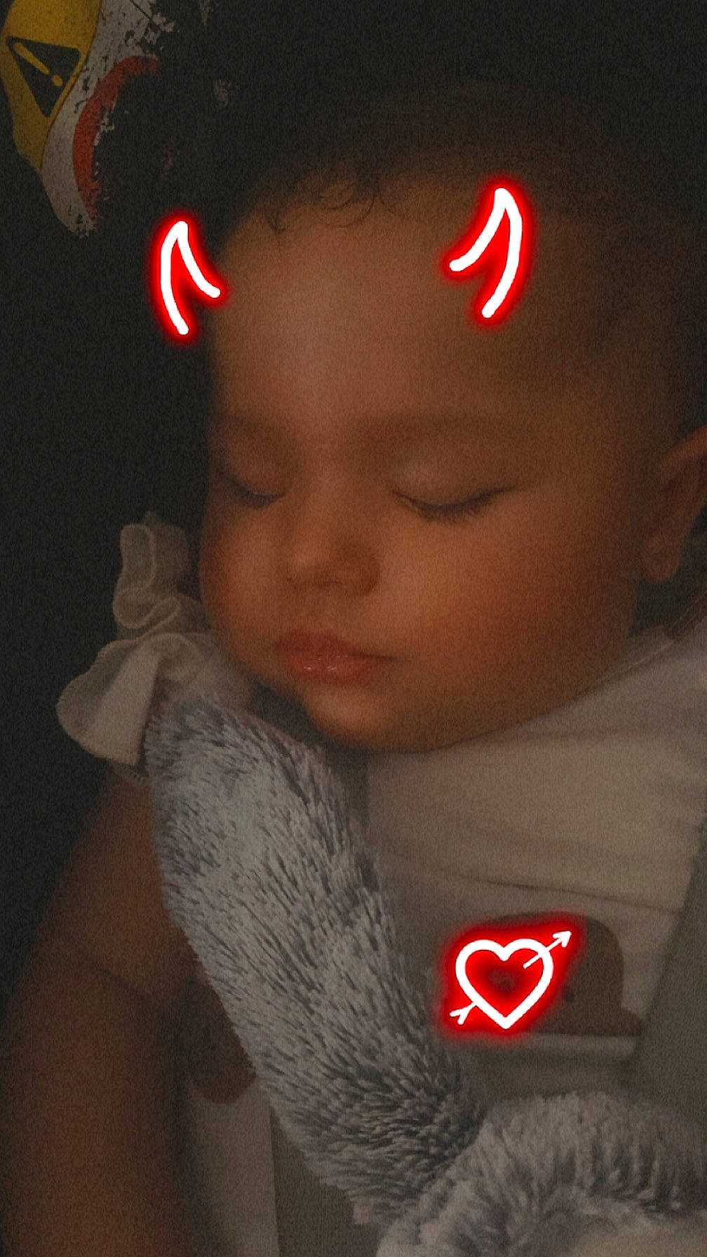 Ericka participe au concours pour gagner de l'argent avec cette photo : baby, baby_toddler_clothing, carmine, cheek, child, darkness, ear, eye, eyelash, fashion_accessory, flash_photography, happy, human_body, lip, neck, nose, person, red, skin, toddler