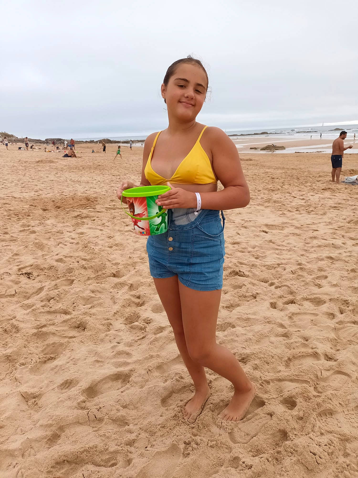 Kayla a rejoint le concours — aidez-le/la à gagner de superbes lots ! barefoot, beach, coast, fun, happy, horizon, human_leg, joy, leisure, ocean, people_on_beach, person, shore, shorts, sky, smile, t_shirt, thigh, travel, trunks