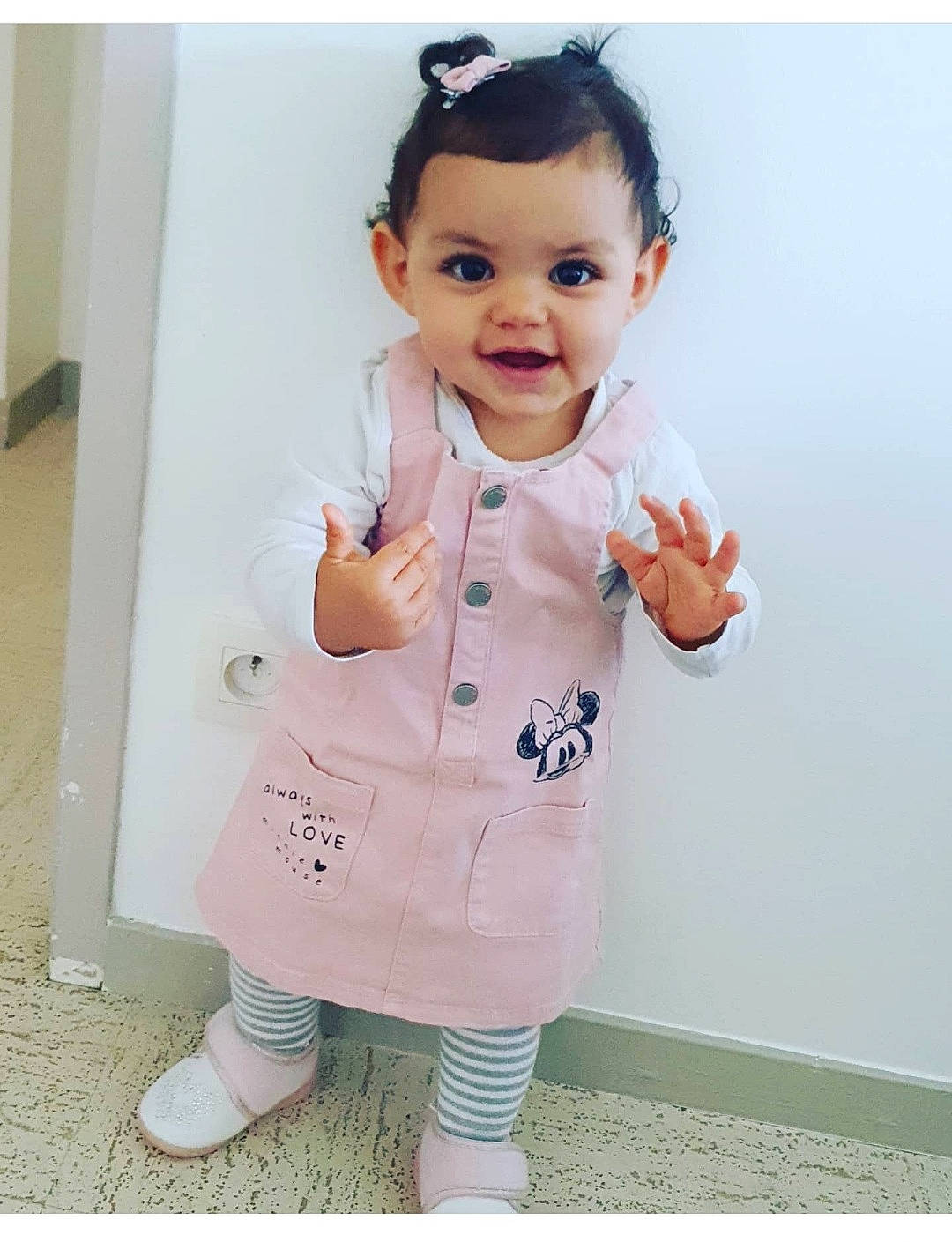 Leïyah participe au concours pour gagner de l'argent avec cette photo : baby, baby_toddler_clothing, cheek, child, collar, eyelash, fashion_accessory, gesture, happy, head, magenta, pattern, person, pink, product, skin, sleeve, smile, sock, thumb
