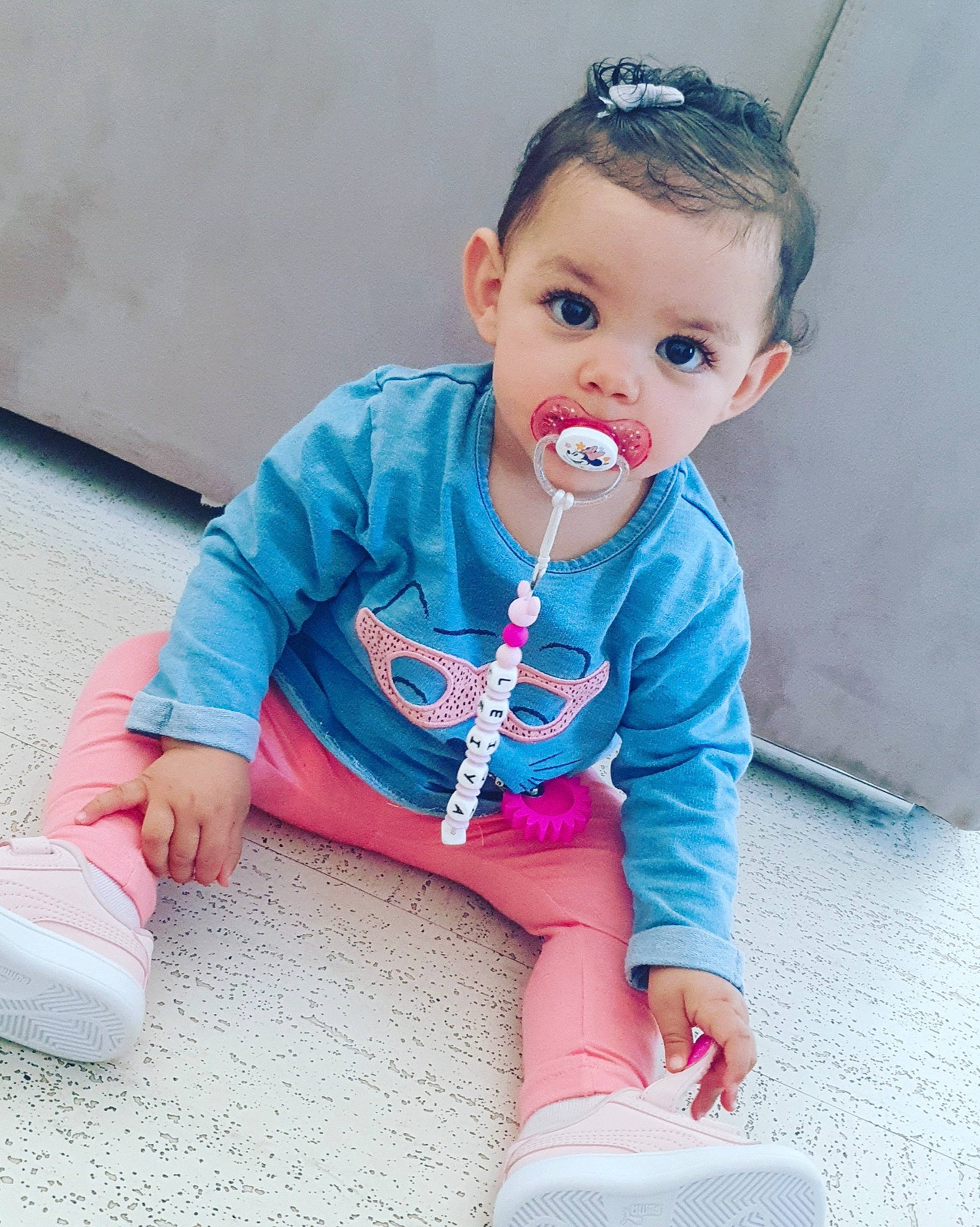 Leïyah a rejoint le concours — aidez-le/la à gagner de superbes lots ! azure, baby, baby_toddler_clothing, clothing, dress, electric_blue, face, grass, hair, happy, jewellery, joint, person, pink, skin, sleeve, sock, standing, t_shirt, toddler