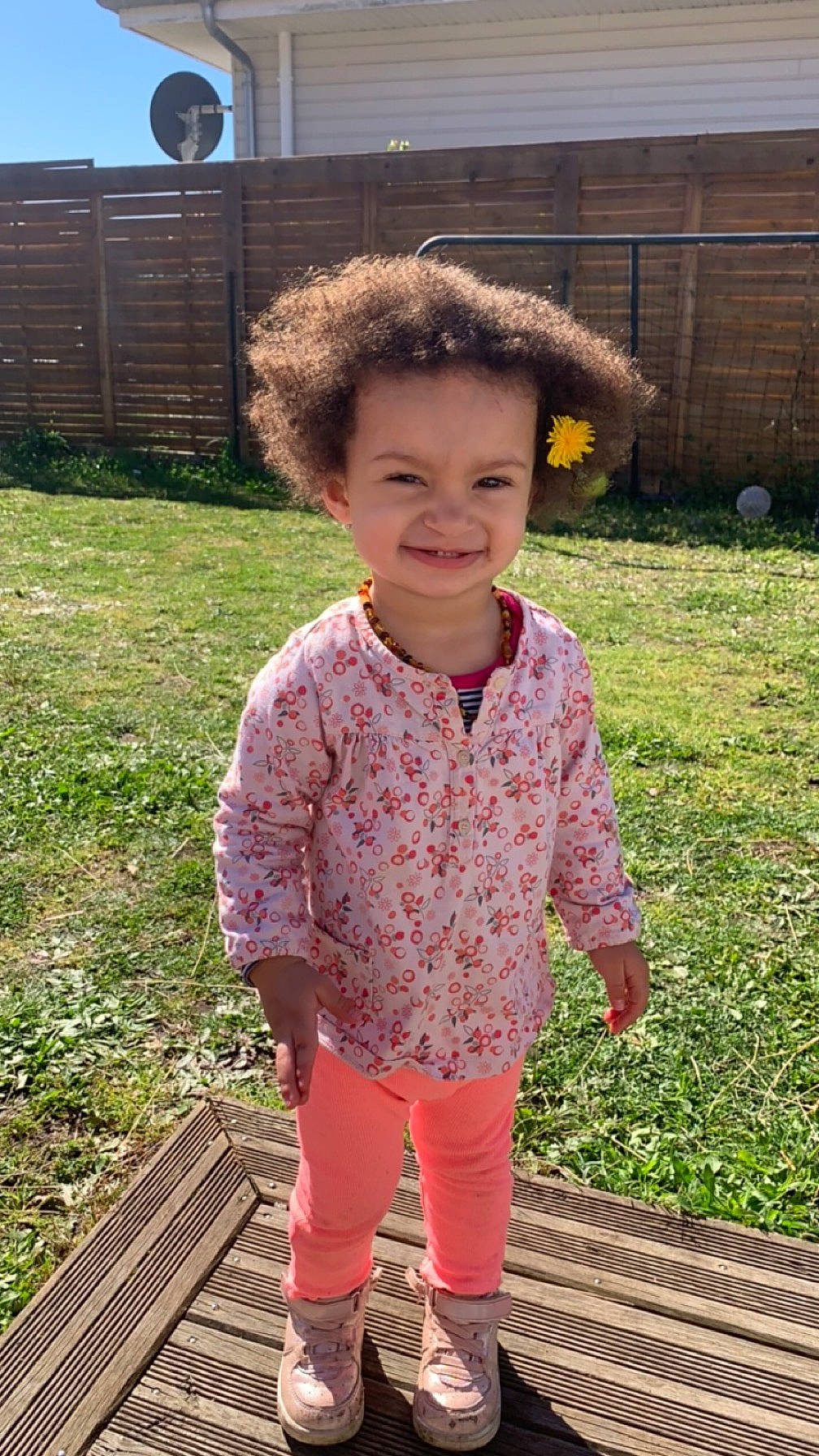 Leïa participe au concours pour gagner de l'argent avec cette photo : baby_toddler_clothing, child, fun, garden, grass, happy, hat, joy, leisure, magenta, pattern, people_in_nature, person, pink, plant, sitting, sleeve, smile, toddler, wool