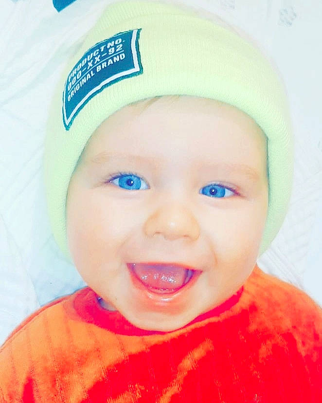 Sullyvan a rejoint le concours — aidez-le/la à gagner de superbes lots ! baby, cap, cheek, child, cool, electric_blue, eyebrow, fun, happy, headgear, headwear, jaw, lip, magenta, nose, orange, outerwear, paint, person, pink