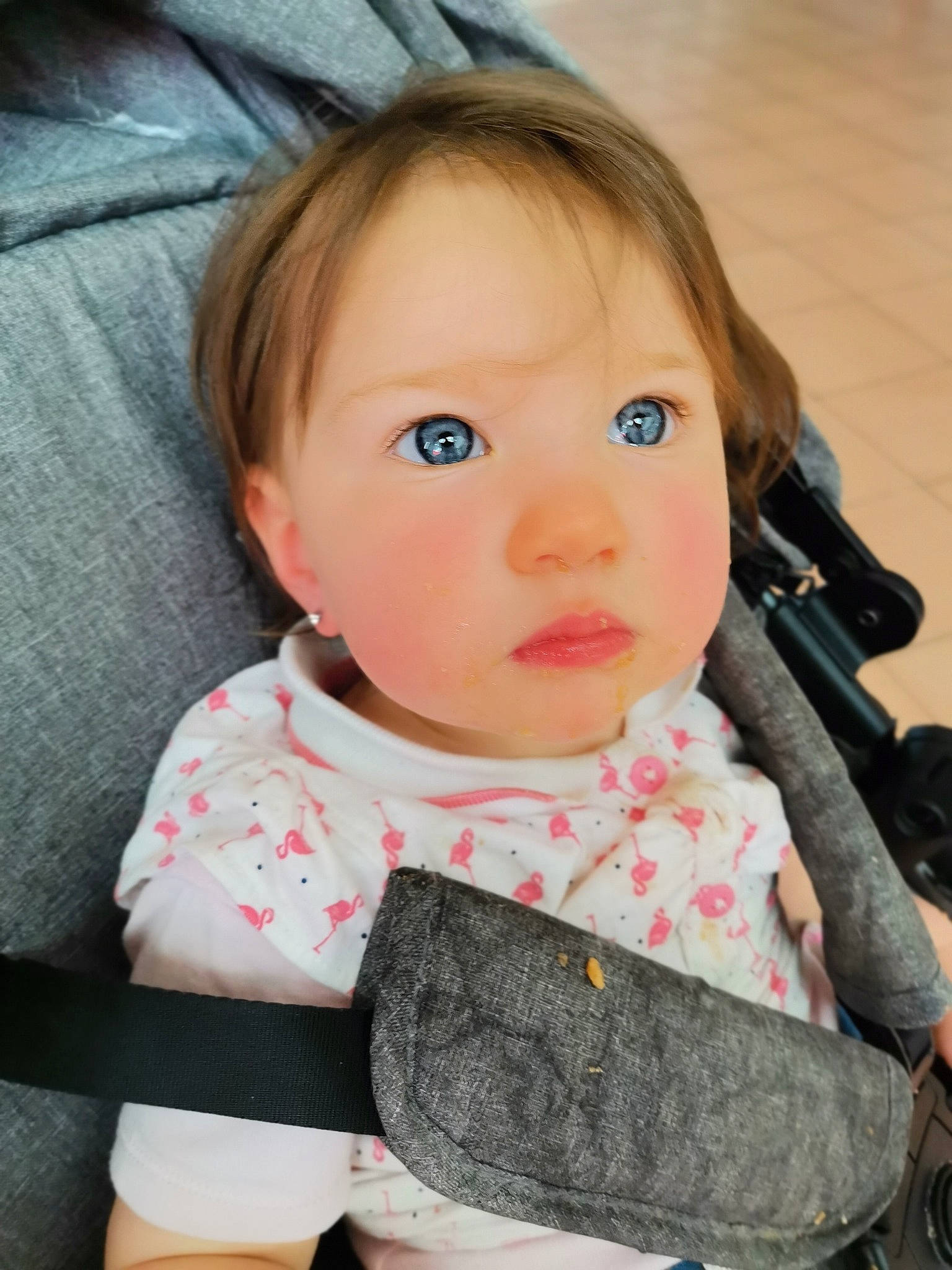 Emilya a rejoint le concours — aidez-le/la à gagner de superbes lots ! baby, baby_carriage, baby_products, baby_toddler_clothing, cheek, chin, collar, comfort, eye, eyebrow, eyelash, head, iris, lip, nose, pattern, person, product, skin, sleeve