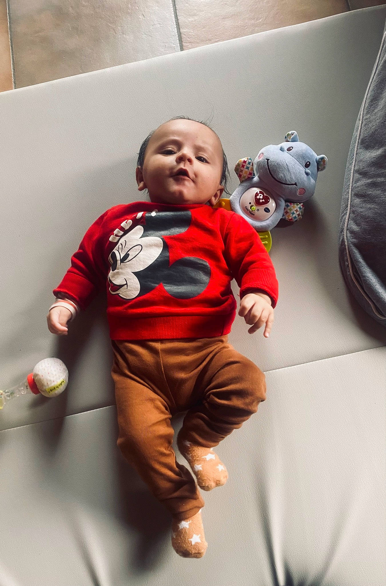 Mattis a rejoint le concours — aidez-le/la à gagner de superbes lots ! automotive_design, baby, baby_toddler_clothing, carmine, child, comfort, fictional_character, flash_photography, flooring, fun, happy, person, product, room, sitting, sleeve, t_shirt, toddler, toy