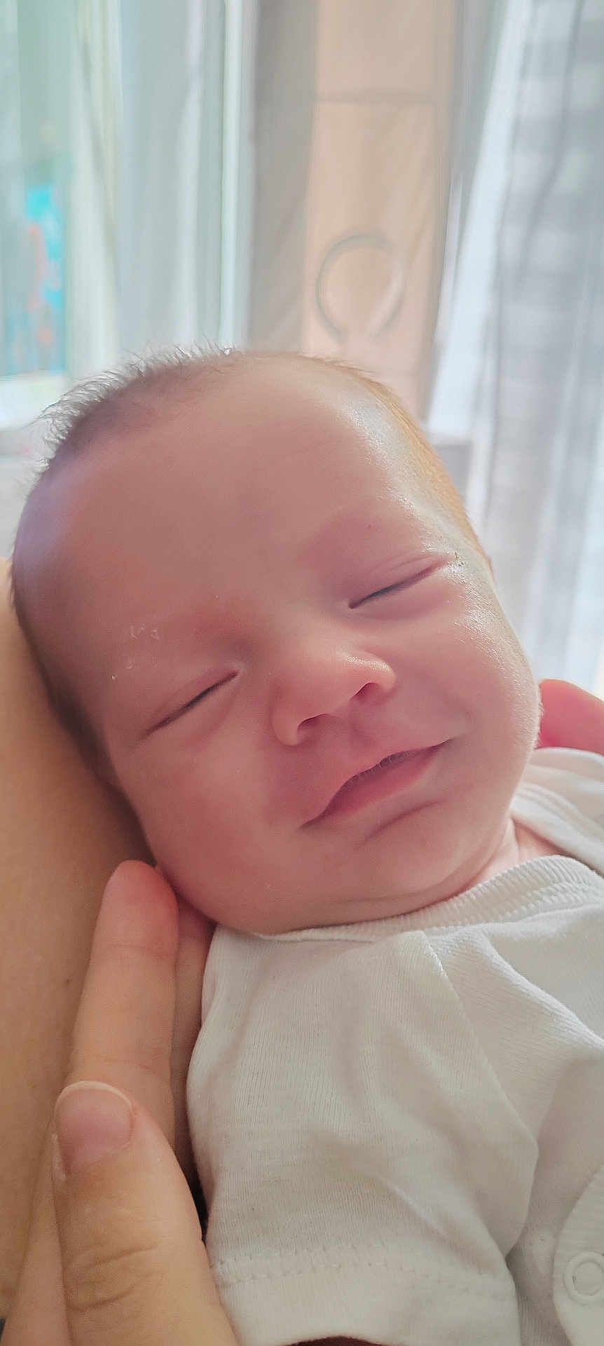 Maëlio participe au concours pour gagner de l'argent avec cette photo : baby, newborn, sleeping, smiling, infant, closeup, face, hand, white_clothing, soft_light, indoors, peaceful, skin, cute, portrait, human, child, person, newborn_baby, gentle