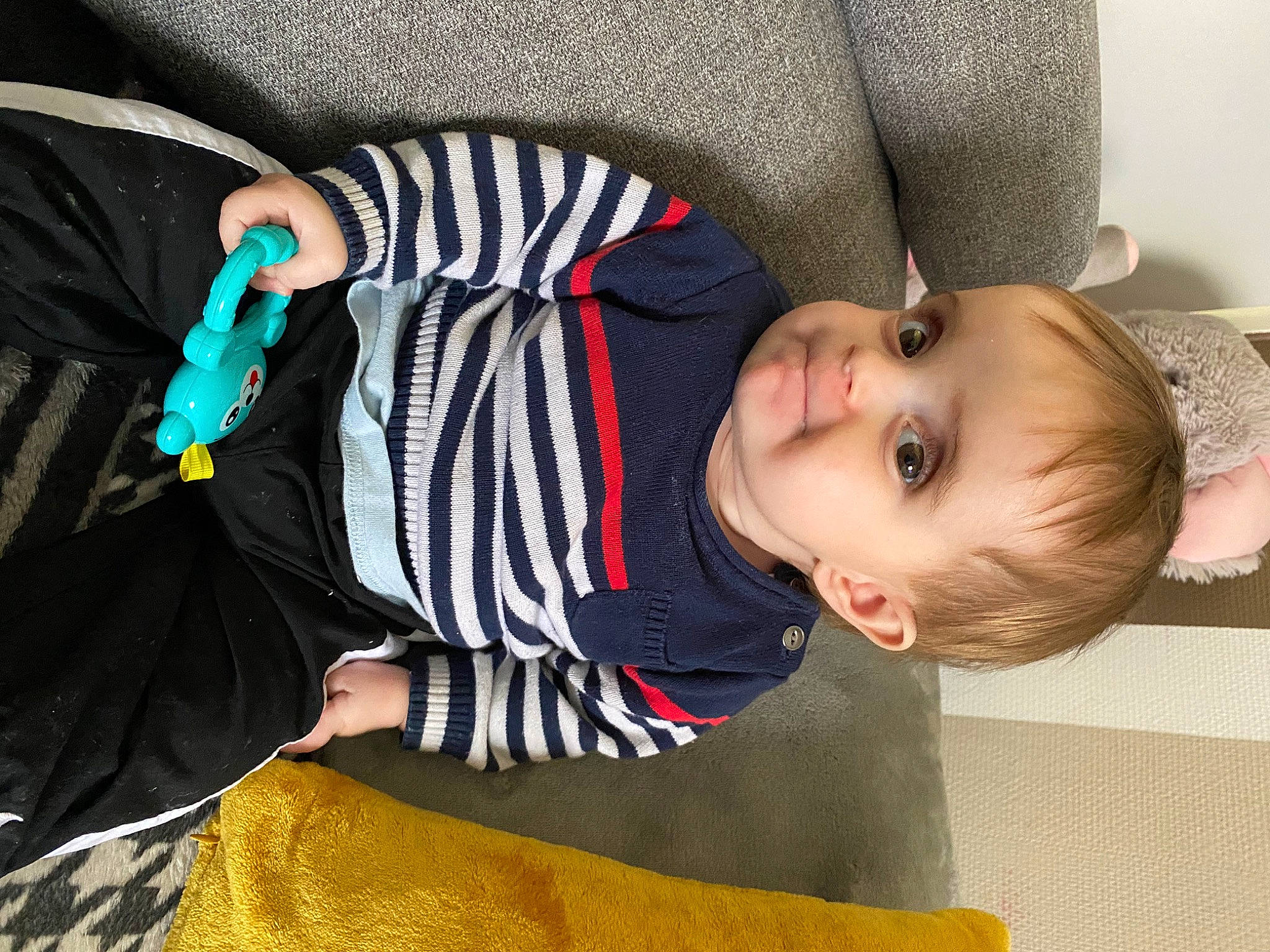 Rayan a rejoint le concours — aidez-le/la à gagner de superbes lots ! baby, baby_products, baby_toddler_clothing, cheek, child, comfort, electric_blue, face, facial_expression, flooring, fun, head, headgear, human_body, pattern, person, sitting, sleeve, toddler, vertebrate