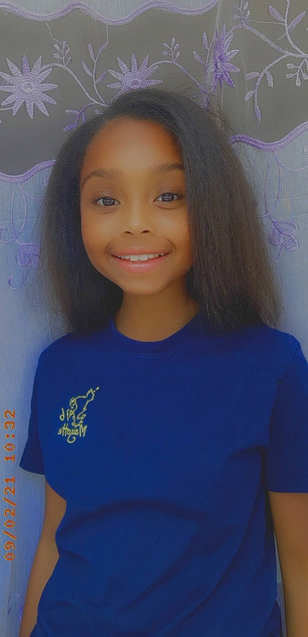 Dounya participe au concours pour gagner de l'argent avec cette photo : blue, chin, eye, eyebrow, eyelash, face, facial_expression, forehead, hair, head, jaw, joint, joy, lip, neck, person, purple, shoulder, skin, sleeve