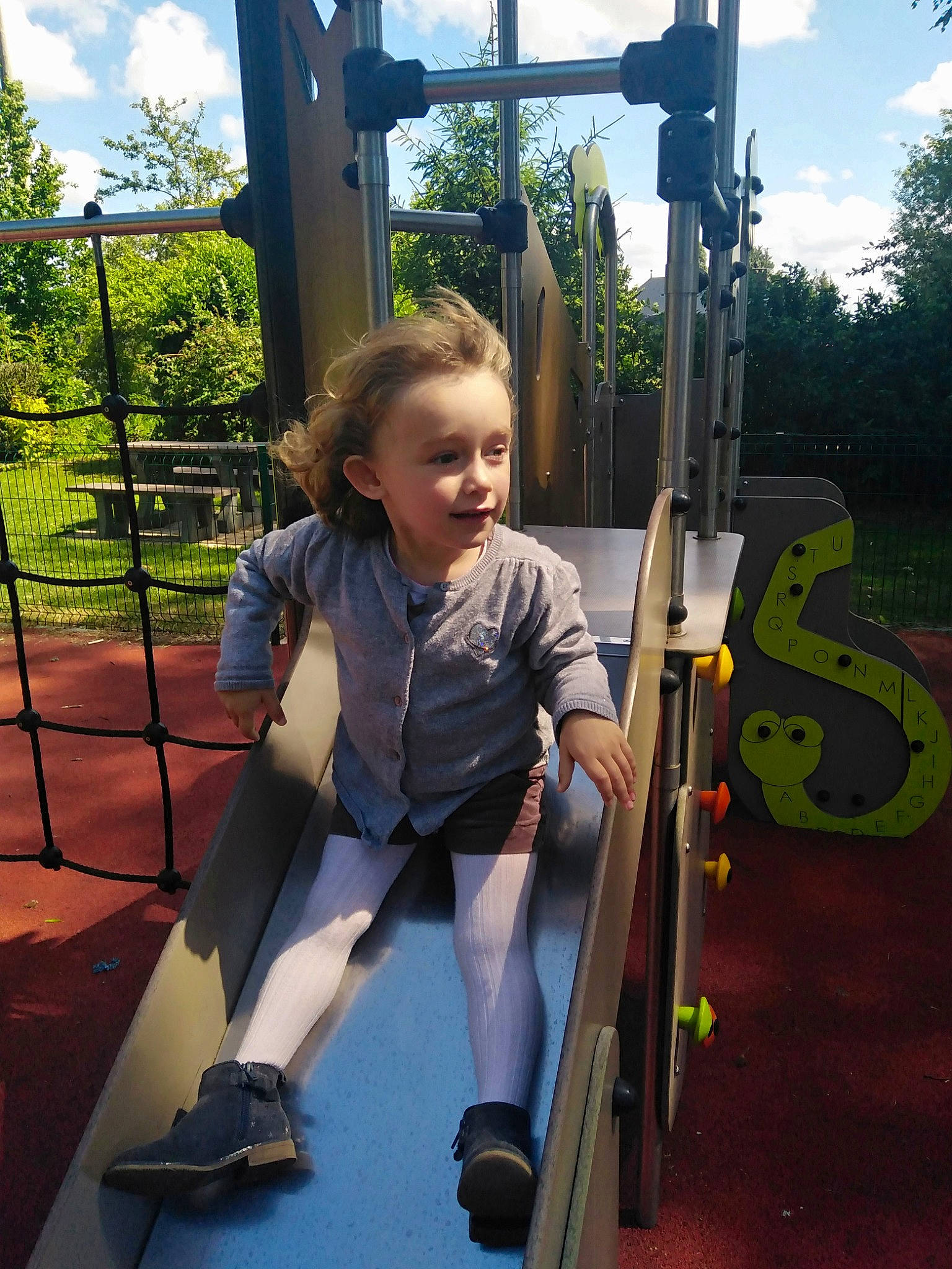 Léanah a rejoint le concours — aidez-le/la à gagner de superbes lots ! child, city, fun, leisure, outdoor_play_equipment, person, play, playground, playground_slide, public_space, recreation, smile