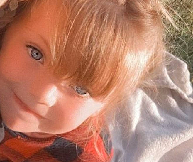 Lyna participe au concours pour gagner de l'argent avec cette photo : bangs, beauty, blond, brown_hair, cheek, chin, electric_blue, eyelash, forehead, iris, jaw, joy, layered_hair, lip, long_hair, nose, orange, person, selfie, step_cutting