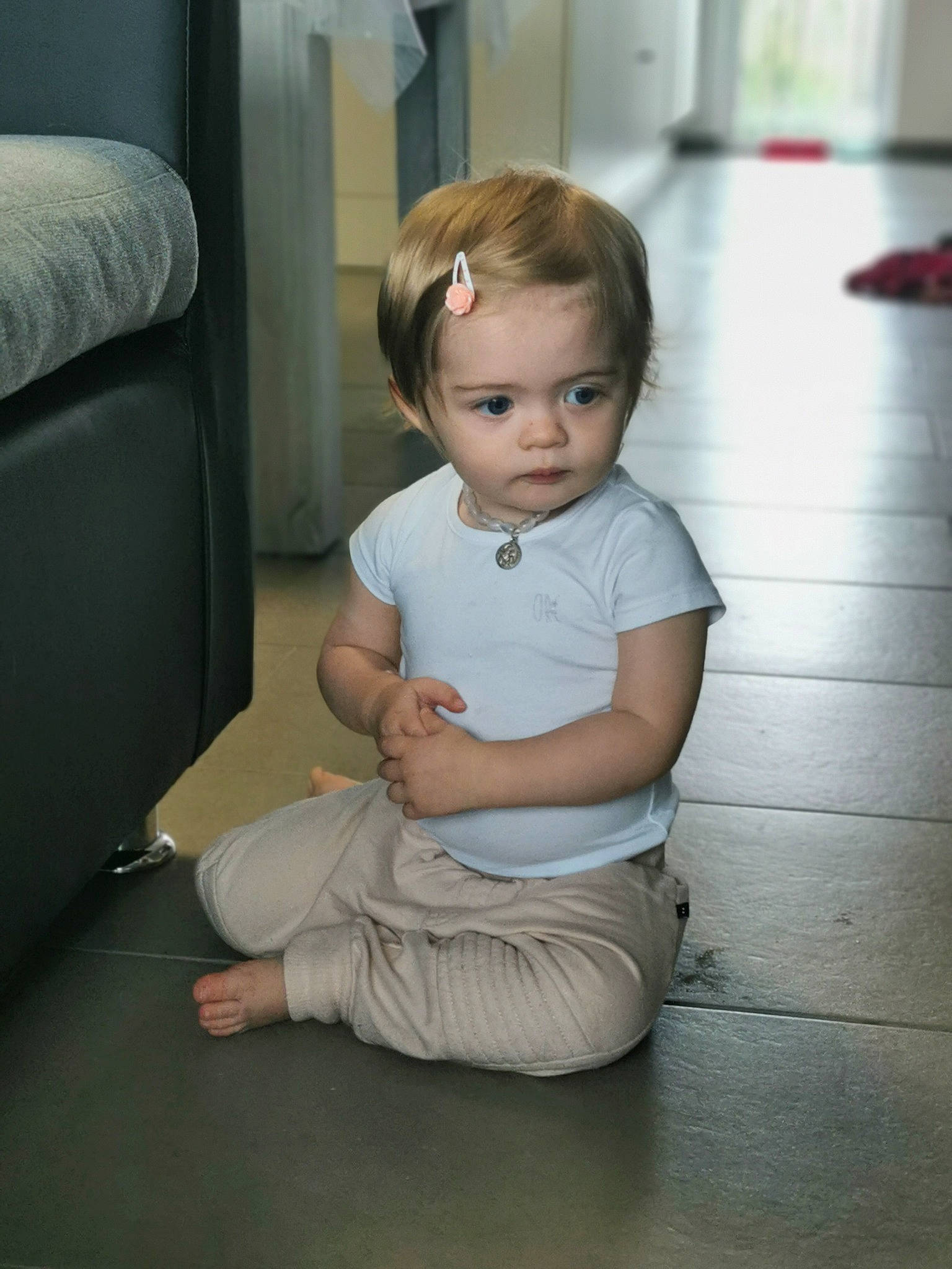 Paulyne participe au concours pour gagner de l'argent avec cette photo : baby_toddler_clothing, cheek, child, chin, comfort, elbow, floor, flooring, foot, fun, hardwood, human_leg, joint, knee, person, shoulder, sitting, skin, sleeve, toddler