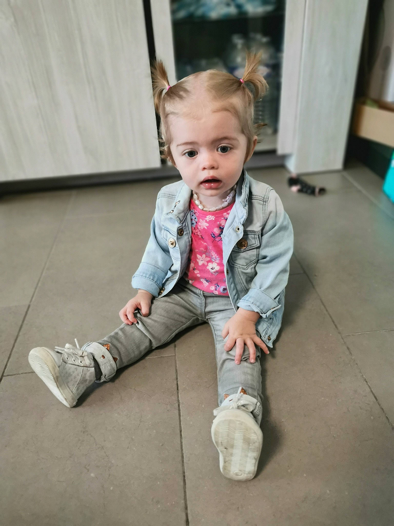 Paulyne a rejoint le concours — aidez-le/la à gagner de superbes lots ! baby, baby_toddler_clothing, blazer, cheek, child, floor, flooring, fun, happy, human_body, human_leg, jacket, knee, person, road_surface, sitting, skin, sleeve, street_fashion, toddler