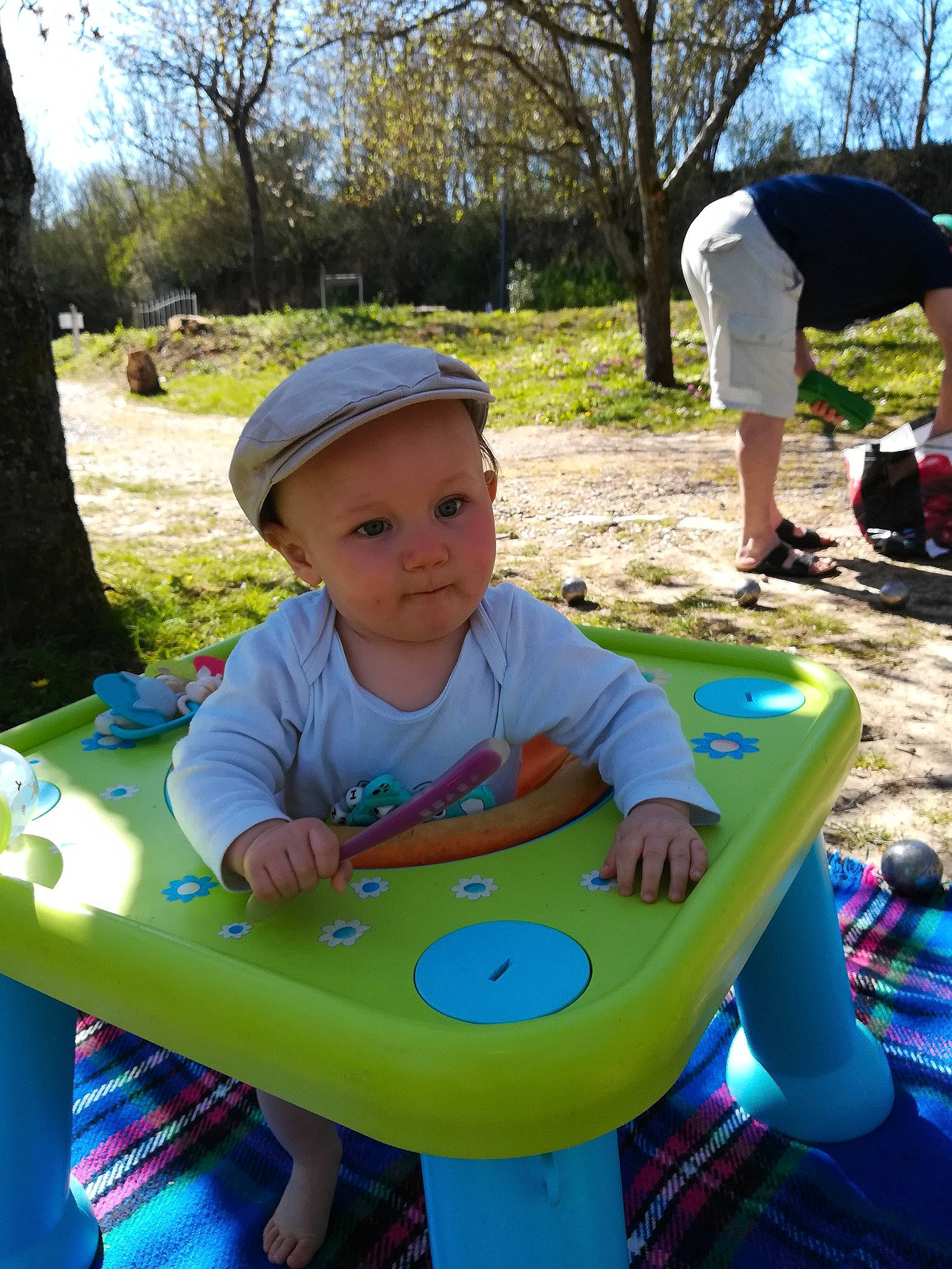 Gabin a rejoint le concours — aidez-le/la à gagner de superbes lots ! baby, baby_products, baby_toddler_clothing, baby_toys, baseball_cap, cap, child, flip_flops, headwear, leisure, outdoor_furniture, person, picnic, plastic, play, slipper, summer, toddler, vacation