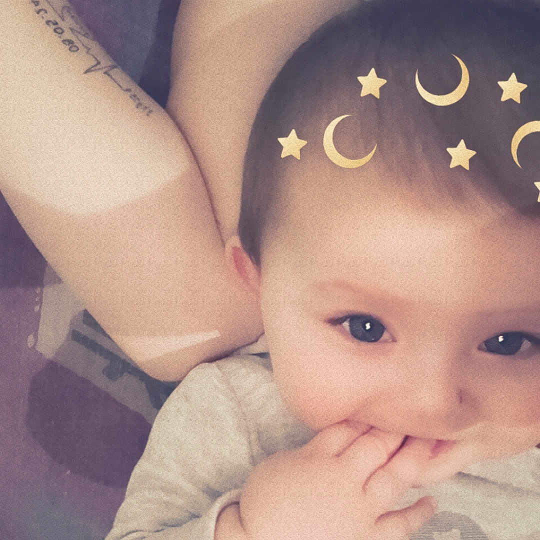 énora a rejoint le concours — aidez-le/la à gagner de superbes lots ! accessories, arm, baby, bodypart, clothing, face, finger, hand, happy, head, newborn, person, photography, portrait, skin, smile, t_shirt, tattoo, text, wrist