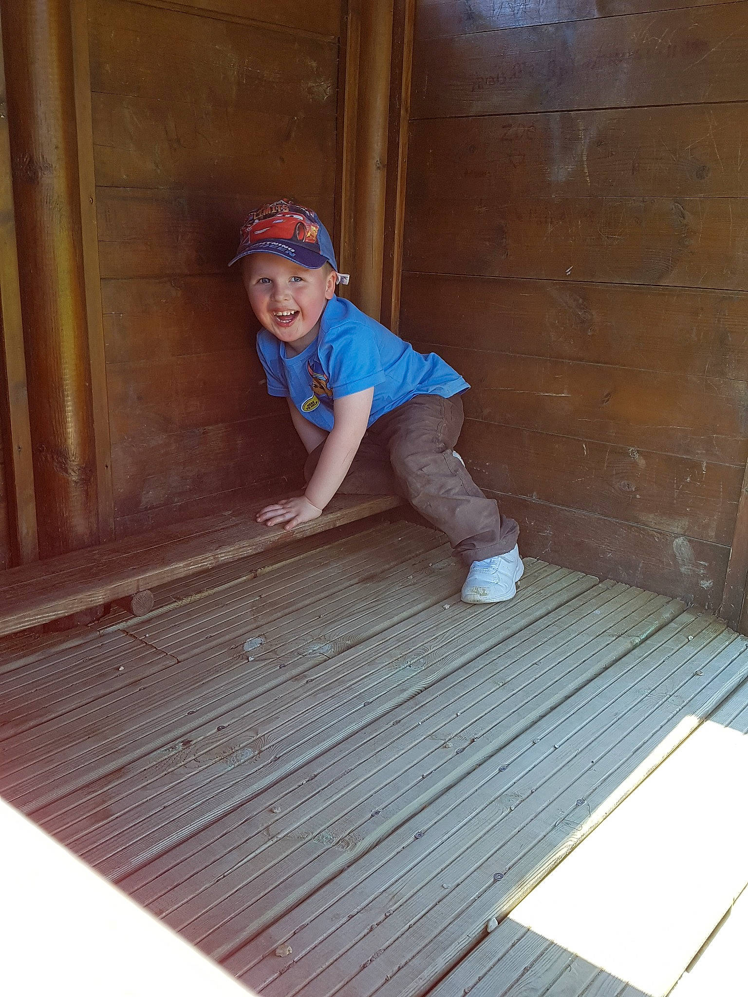 Maëlan a rejoint le concours — aidez-le/la à gagner de superbes lots ! floor, flooring, hardwood, joy, person, wood, wood_flooring, wood_stain