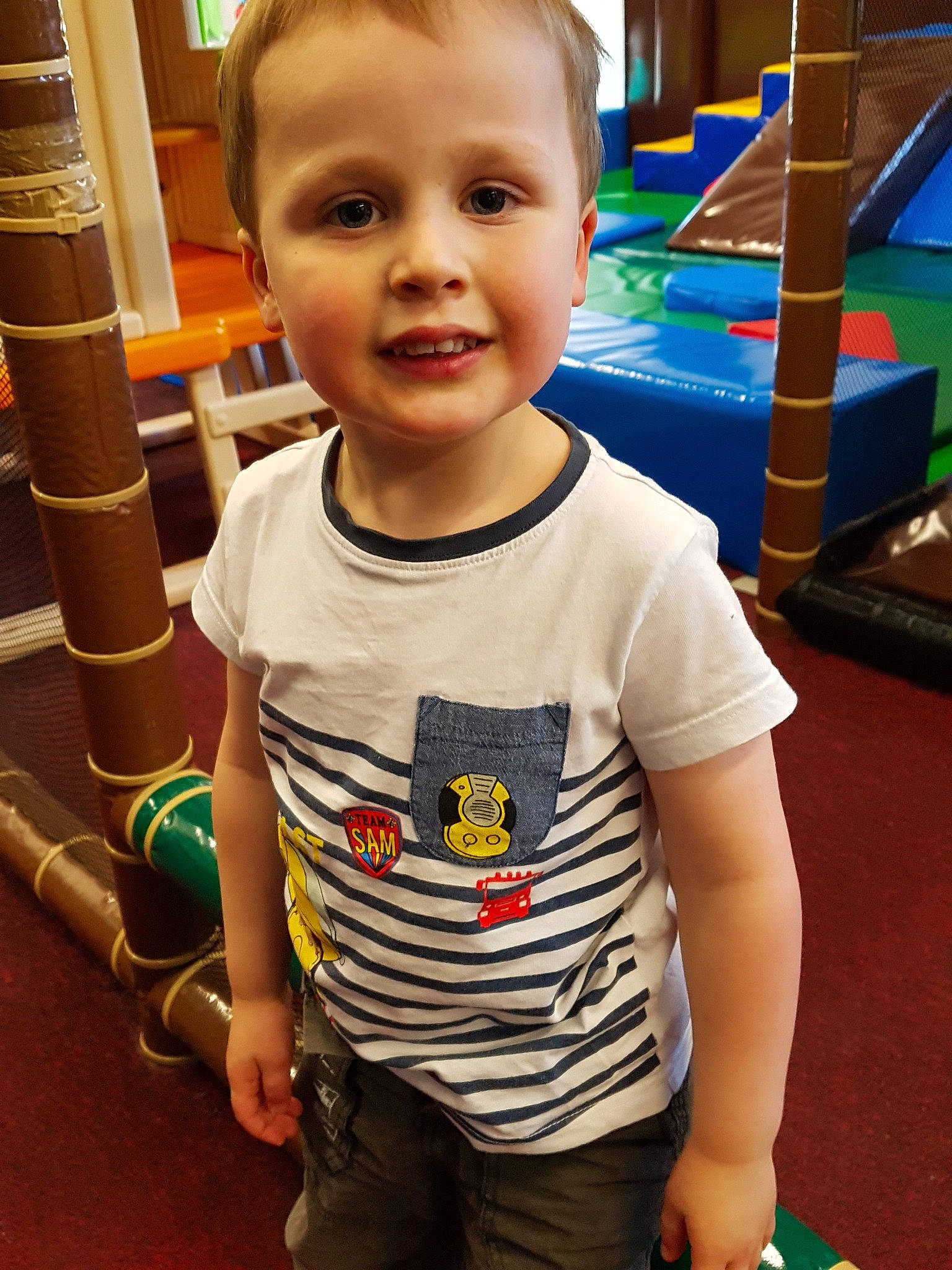 Maëlan participe au concours pour gagner de l'argent avec cette photo : arm, baby, cheek, child, face, fun, head, person, play, recreation, smile, t_shirt, toddler, toy