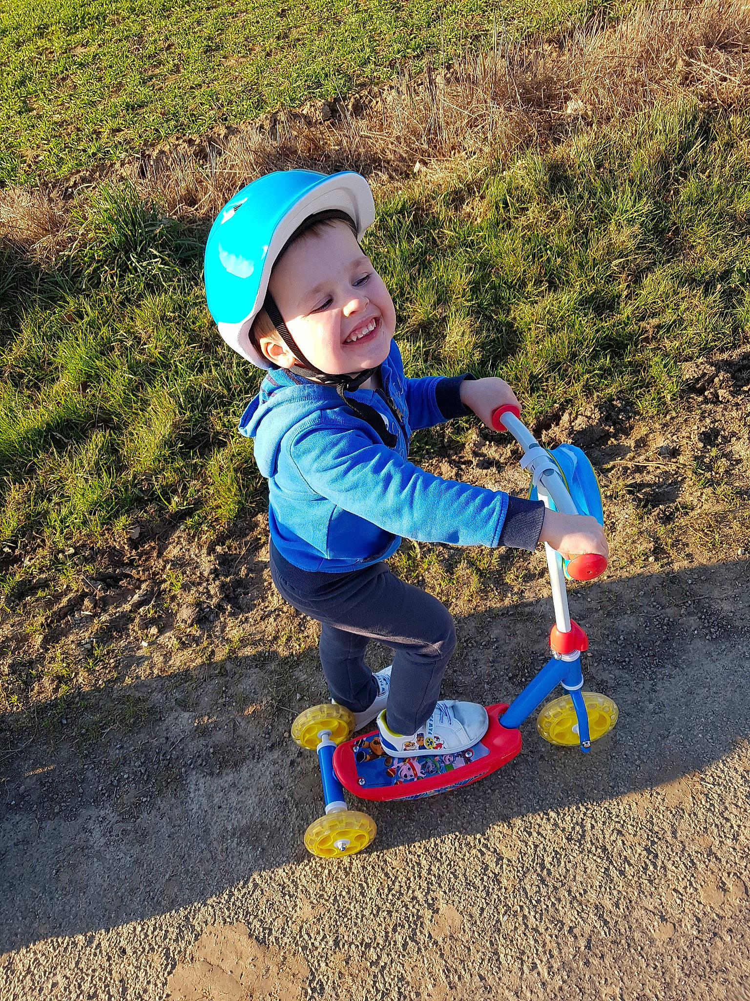 Maëlan a rejoint le concours — aidez-le/la à gagner de superbes lots ! adventure, child, fun, happy, joy, person, play, recreation, smile, soil, toddler, vacation, vehicle