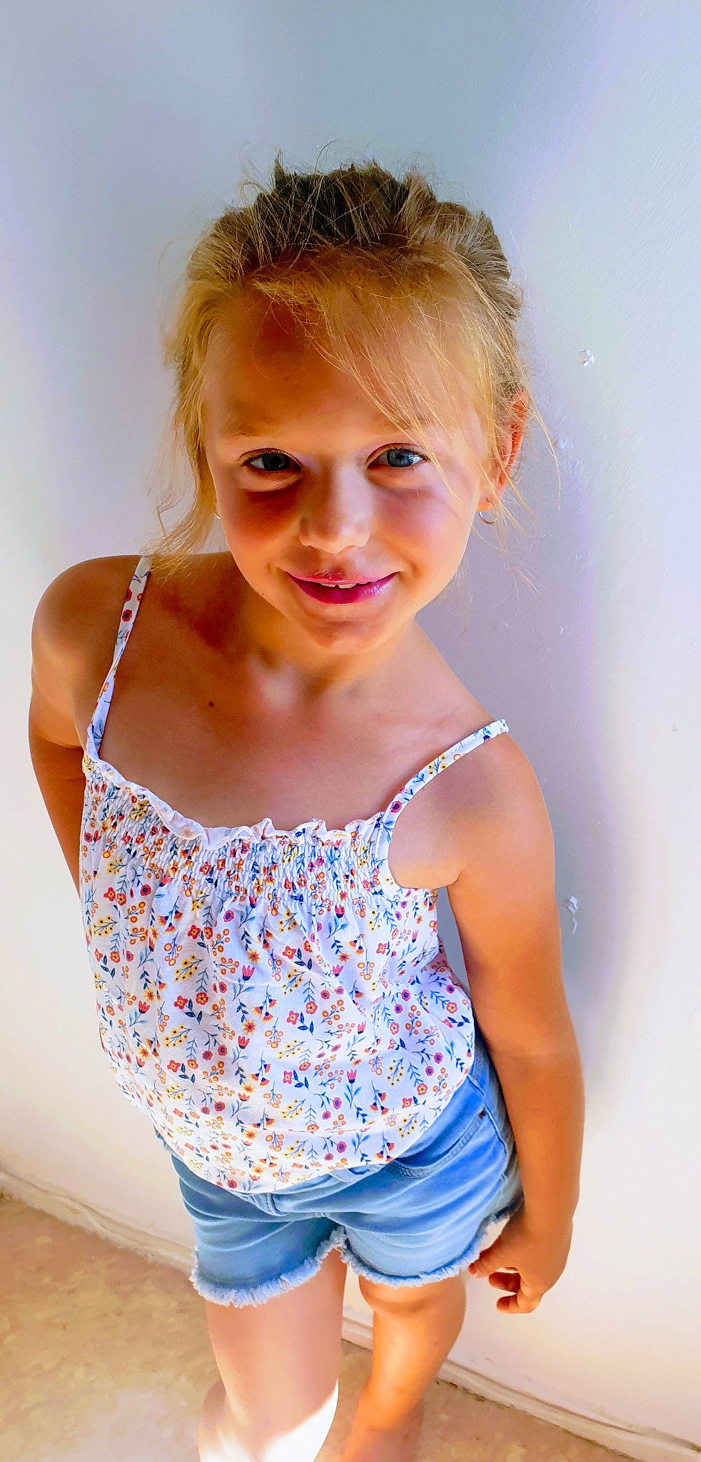 Emma participe au concours pour gagner de l'argent avec cette photo : baby_toddler_clothing, chest, elbow, eye, face, flash_photography, hair, happy, head, human_body, joy, lip, long_hair, neck, person, plant, shoulder, sleeve, smile, t_shirt