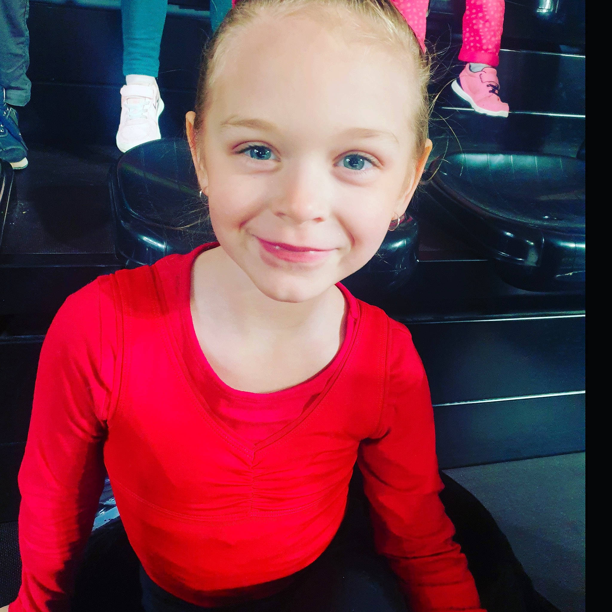 Emma a rejoint le concours — aidez-le/la à gagner de superbes lots ! auto_part, chest, child, cool, electric_blue, fashion_accessory, fun, happy, joy, magenta, neck, person, pink, selfie, shoulder, sitting, sleeve, smile, sportswear, t_shirt