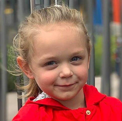 Emma participe au concours pour gagner de l'argent avec cette photo : cheek, child, chin, collar, ear, eyebrow, eyelash, fun, happy, iris, jaw, joy, lip, mouth, neck, nose, person, red, skin, sleeve