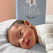 Ayden a rejoint le concours — aidez-le/la à gagner de superbes lots ! baby, newborn, infant, one_month, milestone_card, blanket, white_clothing, lying_down, face, hand, bed, soft_texture, sleepy, closeup, portrait, indoor, cozy, tiny, skin, cute