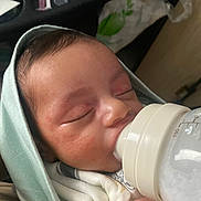 Ayden a rejoint le concours — aidez-le/la à gagner de superbes lots ! baby, blanket, bottle, bottle_nipple, closeup, eyes_closed, face, feeding, furniture, hand, hood, infant, milk, newborn, nursery_bag, peaceful, portrait, skin, sleeping, swaddle
