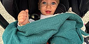 Tom a rejoint le concours — aidez-le/la à gagner de superbes lots ! baby, stroller, blanket, toy_car, baby_bottle, smartphone, child, face, blue_eyes, hand, infant, outdoor, happy, portrait, person, clothing, seat, comfort, cute, small