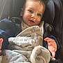 Tom a rejoint le concours — aidez-le/la à gagner de superbes lots ! baby, infant, car_seat, blanket, toy, plush_toy, clothing, child, face, hands, blue_eyes, cute, smiling, indoor, seatbelt, comfort, warm_light, expression, baby_clothes, soft_toy