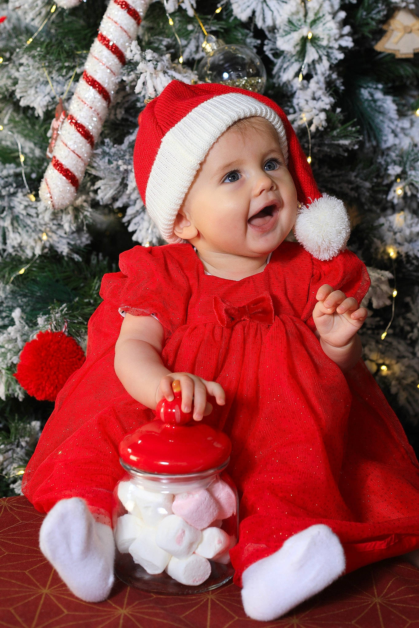 Lyne a rejoint le concours — aidez-le/la à gagner de superbes lots ! baby, baby_toddler_clothing, christmas_decoration, christmas_ornament, christmas_tree, event, eye, face, happy, head, headgear, headwear, human_body, outerwear, person, plant, red, sleeve, smile, standing