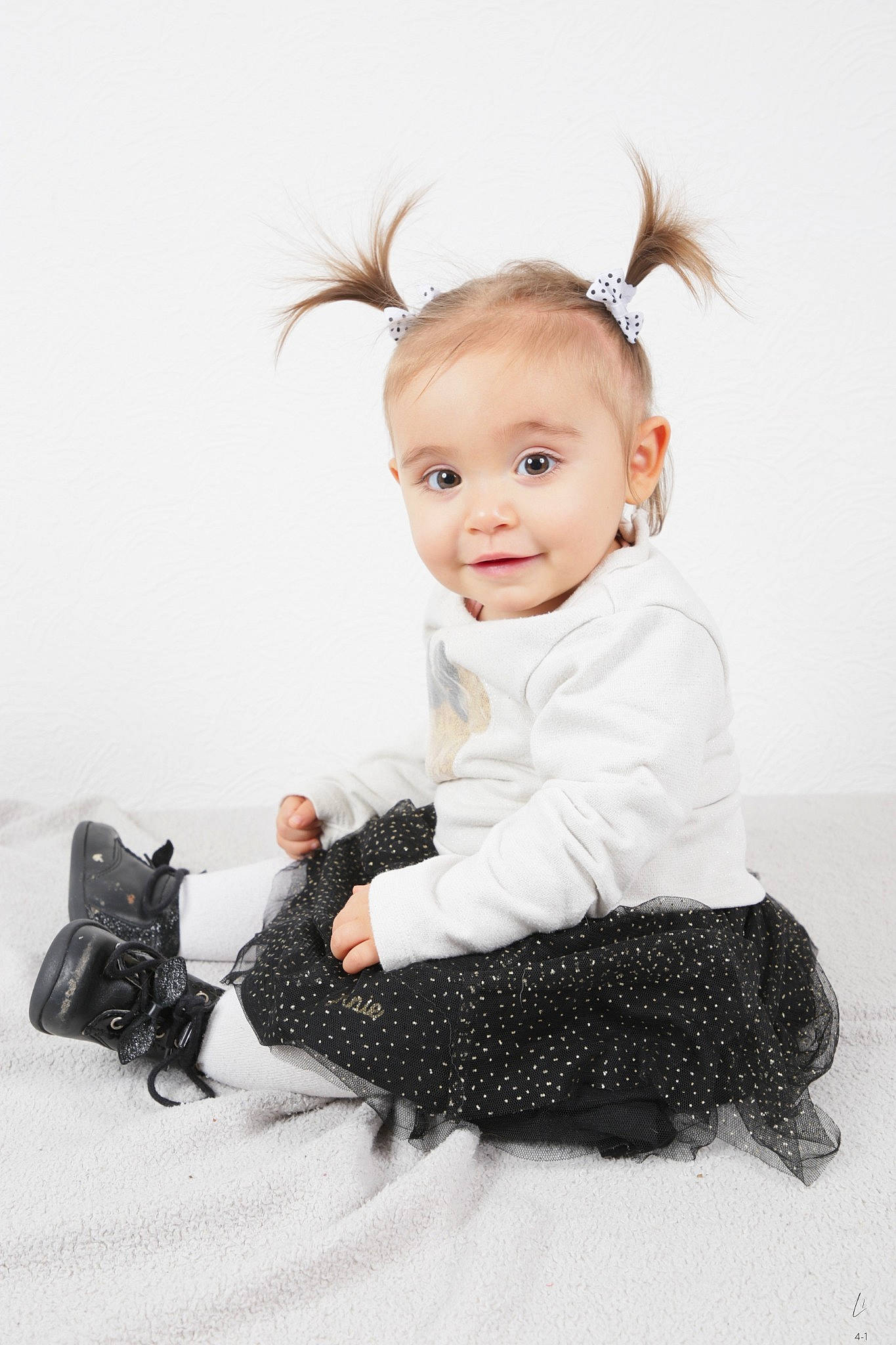 Appoline participe au concours pour gagner de l'argent avec cette photo : baby, baby_toddler_clothing, child, costume, day_dress, embellishment, eyelash, fashion_accessory, fashion_design, flash_photography, fur, happy, headband, joy, monochrome_photography, pattern, person, portrait_photography, sitting, sleeve
