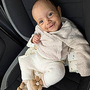 Zel participe au concours pour gagner de l'argent avec cette photo : baby, child, smile, knitwear, socks, flower, car_seat, infant, cute, portrait, cozy, clothing, happy, person, seat, indoors, head, face, small_hand, texture