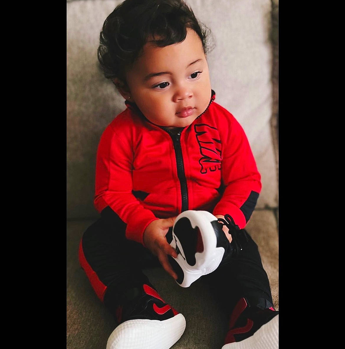 Kenzo is registered to the contest to win money with this photo: baby, baby_toddler_clothing, carmine, cheek, child, flash_photography, fun, fur, gadget, happy, head, knee, magenta, neck, outerwear, pattern, person, sitting, sleeve, t_shirt