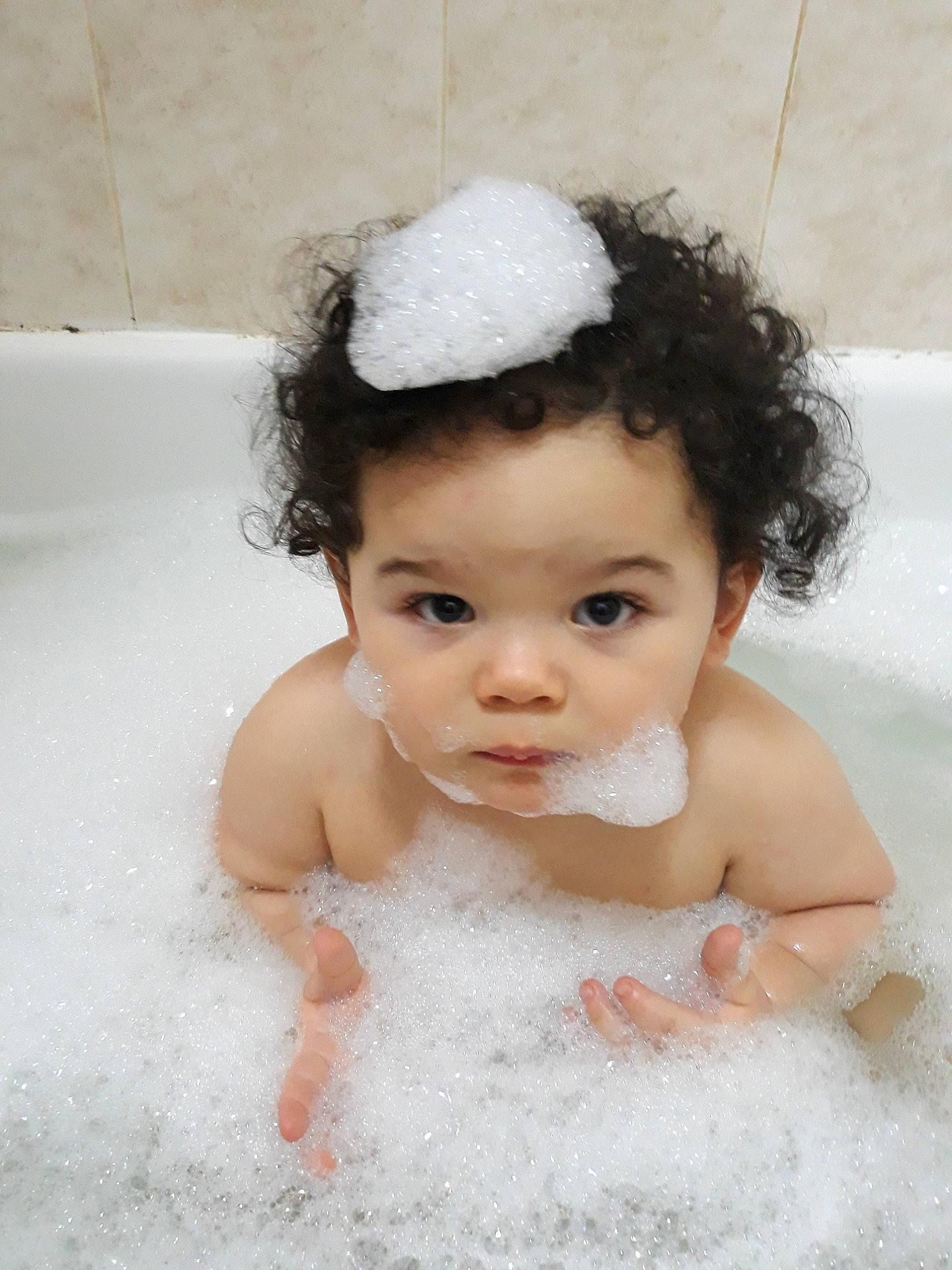 Rene is registered to the contest to win money with this photo: baby, baby_bathing, bathing, bathtub, child, foam, fun, person, skin, smile, toddler, washing