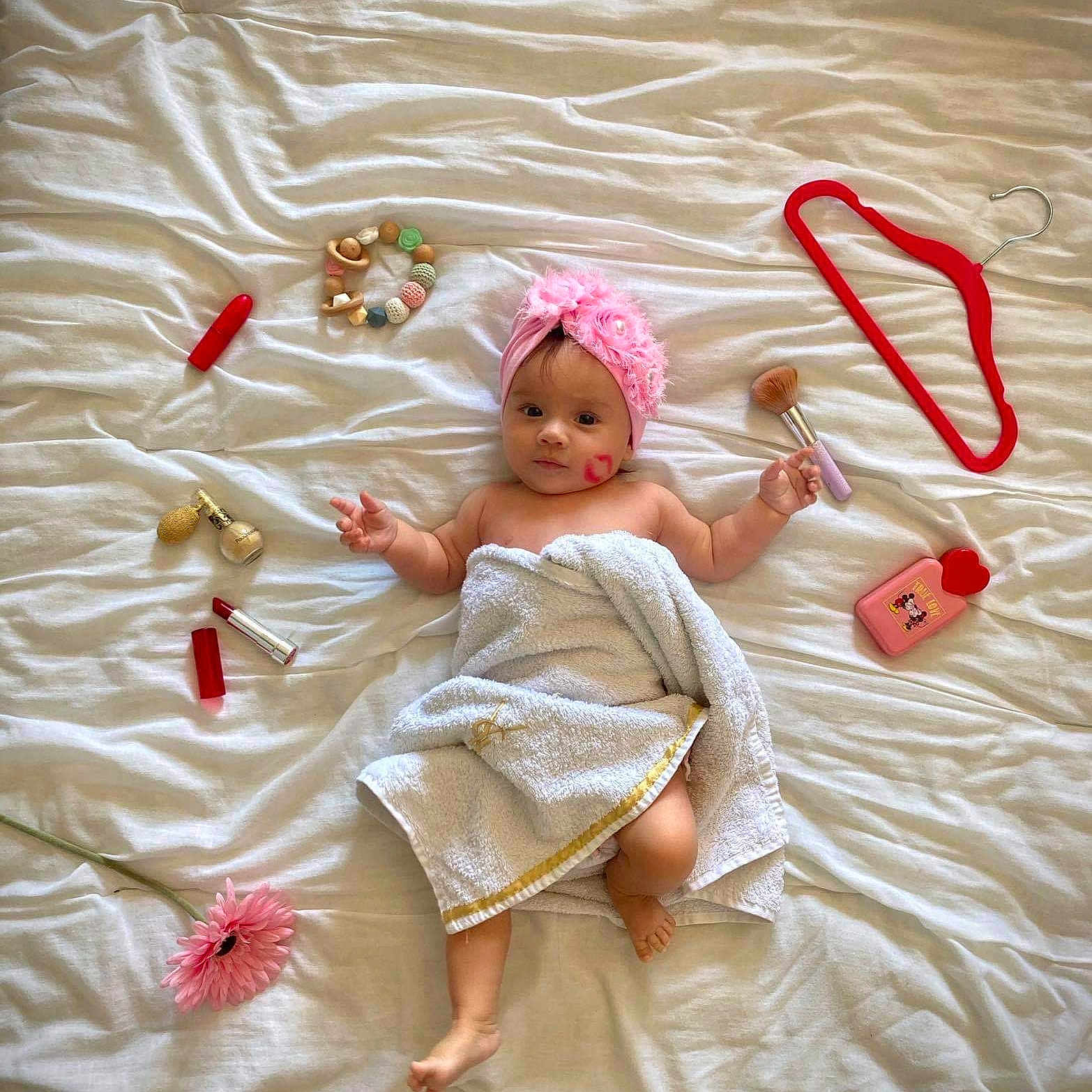 Serena a rejoint le concours — aidez-le/la à gagner de superbes lots ! baby, bed_sheet, child, linens, pink, textile, toddler