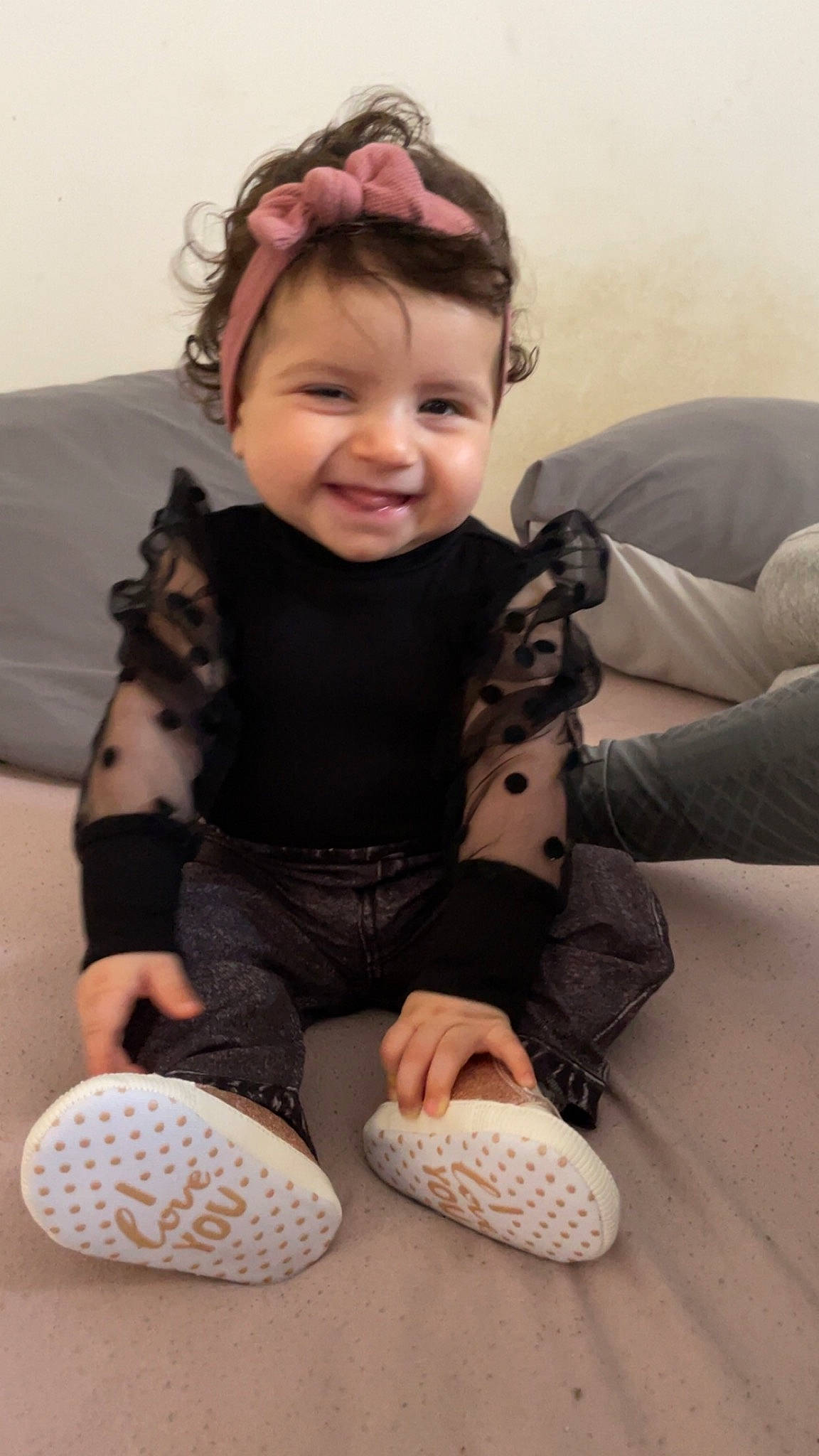 Mady participe au concours pour gagner de l'argent avec cette photo : baby, baby_toddler_clothing, cheek, child, comfort, eye, face, finger, happy, human_leg, joint, joy, knee, leg, person, shoe, sitting, skin, sleeve, smile