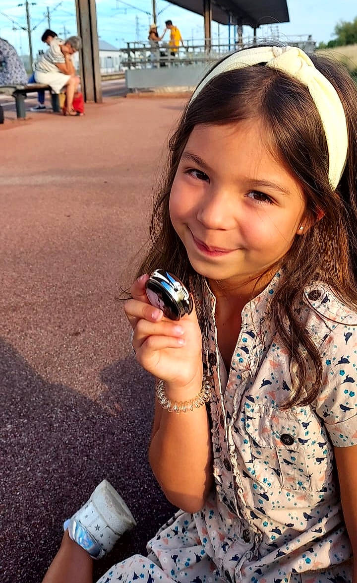 Justine a rejoint le concours — aidez-le/la à gagner de superbes lots ! bangs, black_hair, cool, eyelash, eyewear, finger, fun, gadget, happy, joy, leisure, lip, long_hair, mobile_phone, neck, necklace, person, recreation, skin, smile