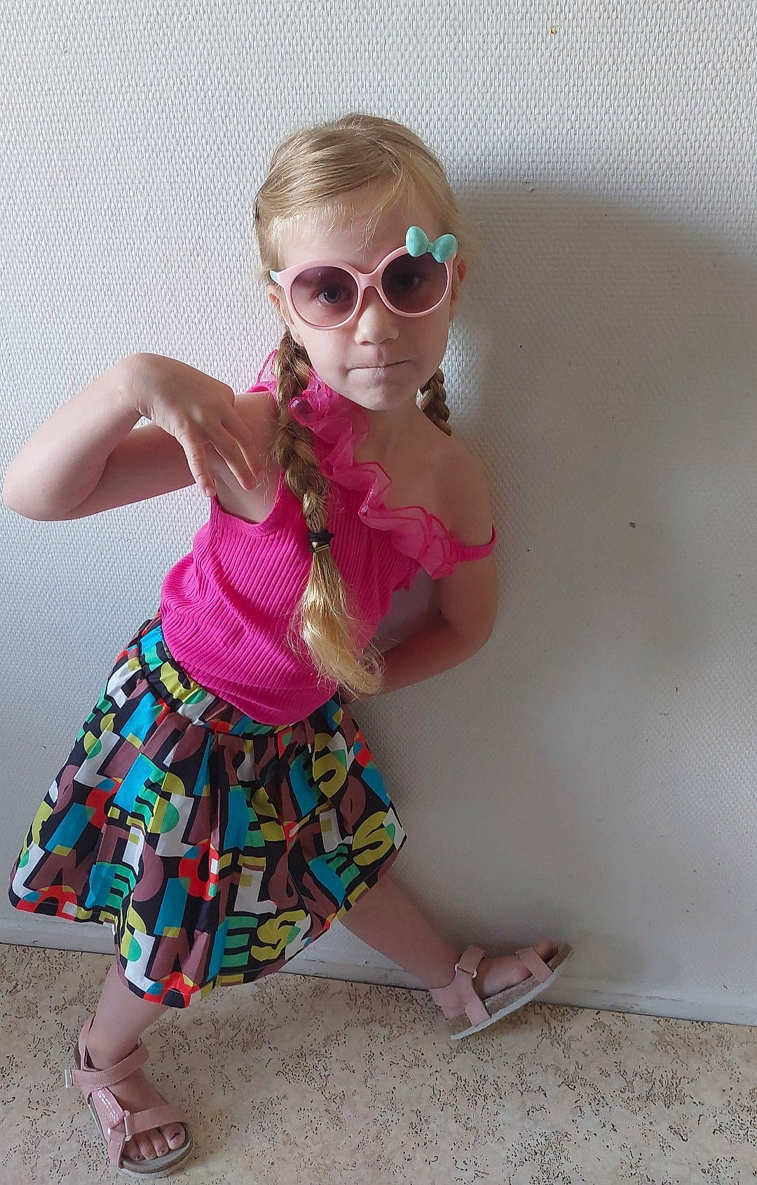 Naila participe au concours pour gagner de l'argent avec cette photo : arm, baby_toddler_clothing, day_dress, dress, eyewear, footwear, glasses, goggles, joint, knee, leg, person, pink, sandal, shoe, shoulder, sleeve, sunglasses, thigh, vision_care