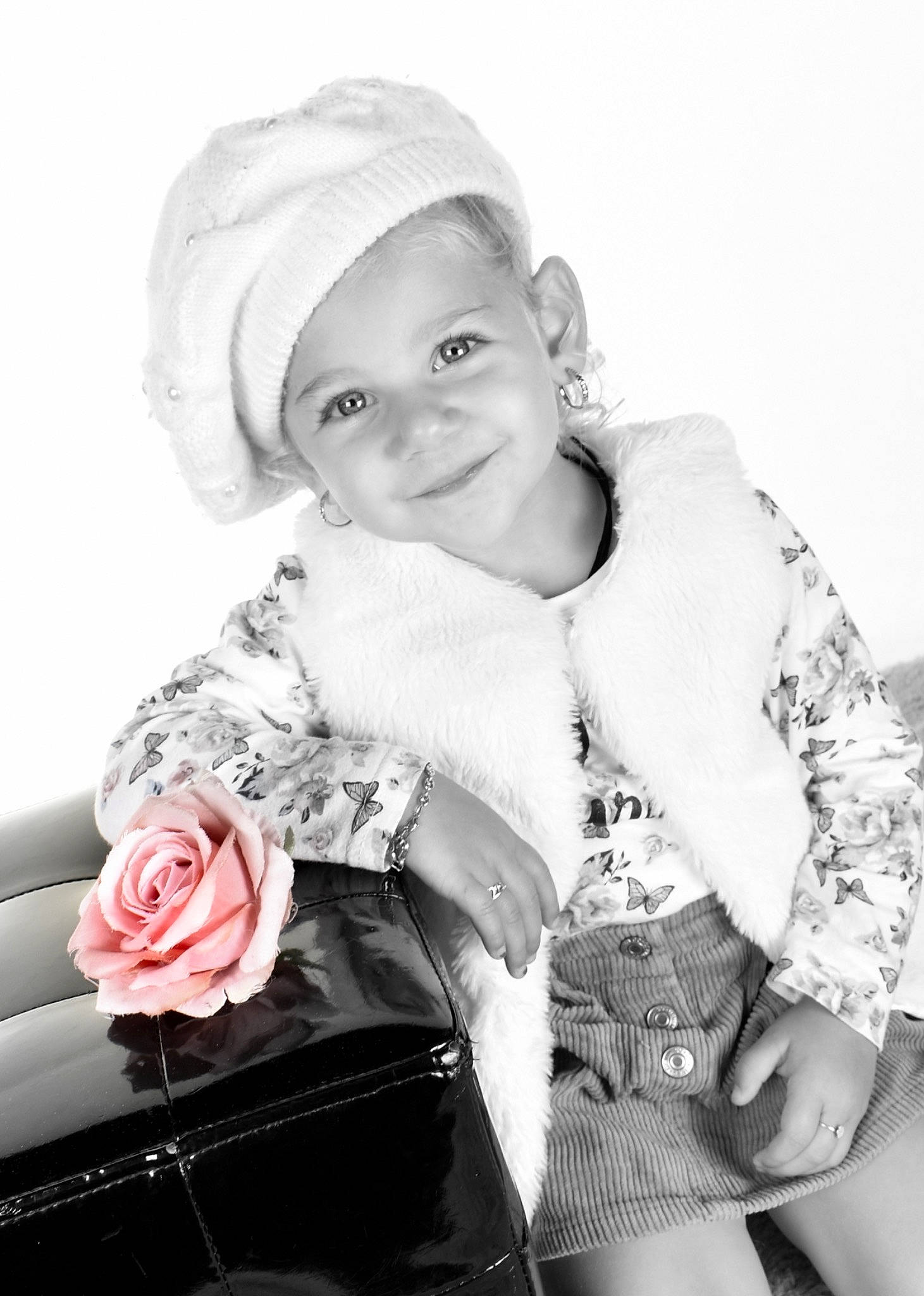 Génésis a rejoint le concours — aidez-le/la à gagner de superbes lots ! baby, baby_toddler_clothing, black, black_and_white, cap, fashion_accessory, flash_photography, flower, happy, headwear, hybrid_tea_rose, joy, monochrome, monochrome_photography, person, petal, rose, sitting, sleeve, smile