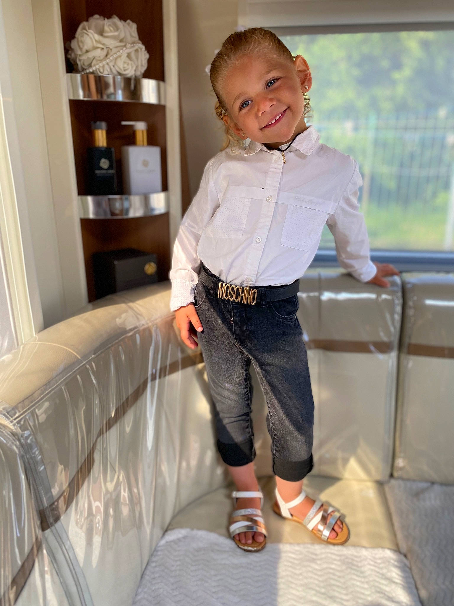 Génésis a rejoint le concours — aidez-le/la à gagner de superbes lots ! blond, child, comfort, flooring, formal_wear, fun, happy, home, human_leg, joint, joy, knee, leisure, linens, person, recreation, room, shelf, sitting, smile