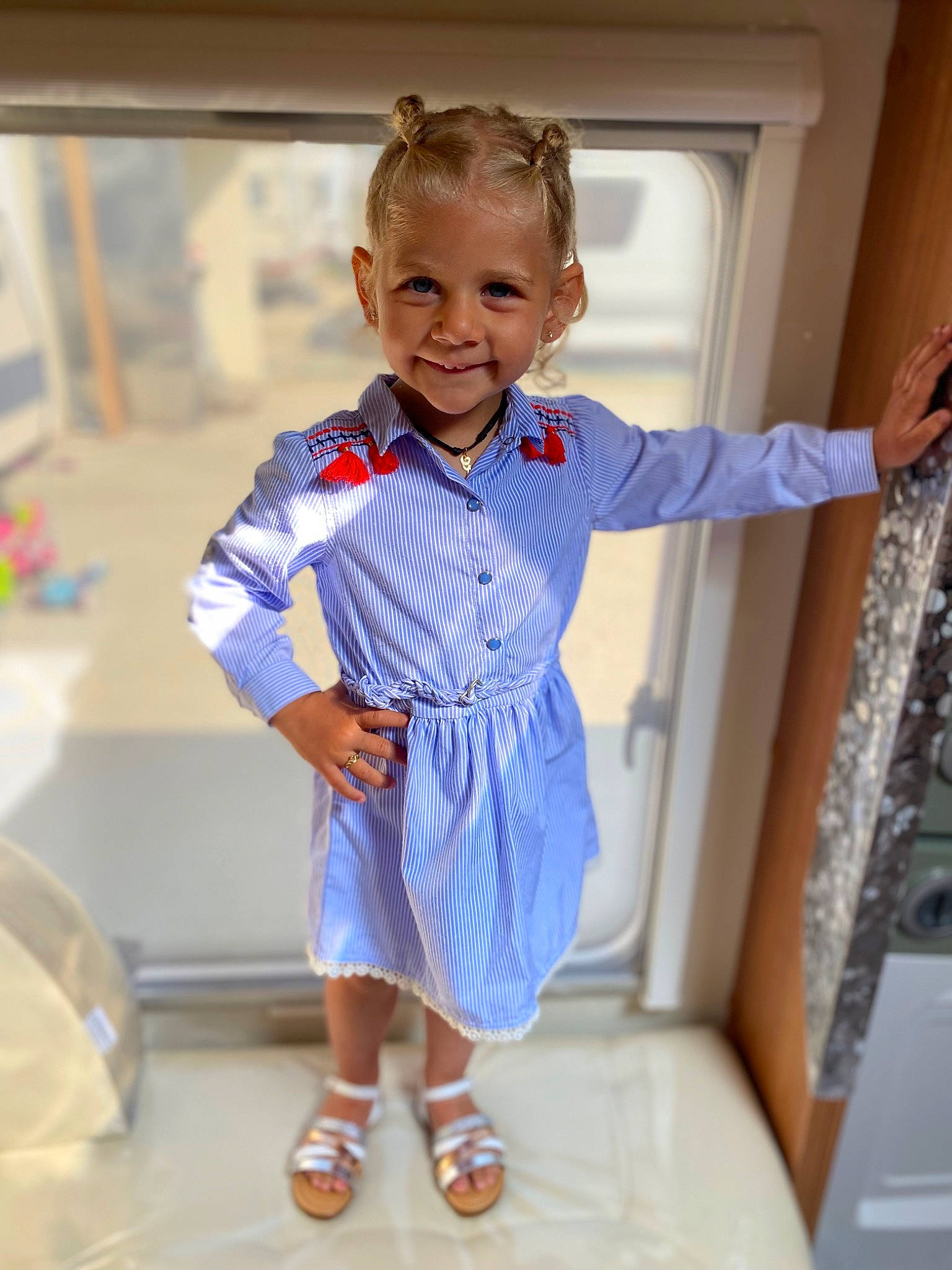 Génésis participe au concours pour gagner de l'argent avec cette photo : baby_toddler_clothing, child, denim, dress, dress_shirt, electric_blue, fashion_design, happy, human_leg, joy, knee, pattern, person, shoulder, sleeve, smile, sock, standing, tie, toddler