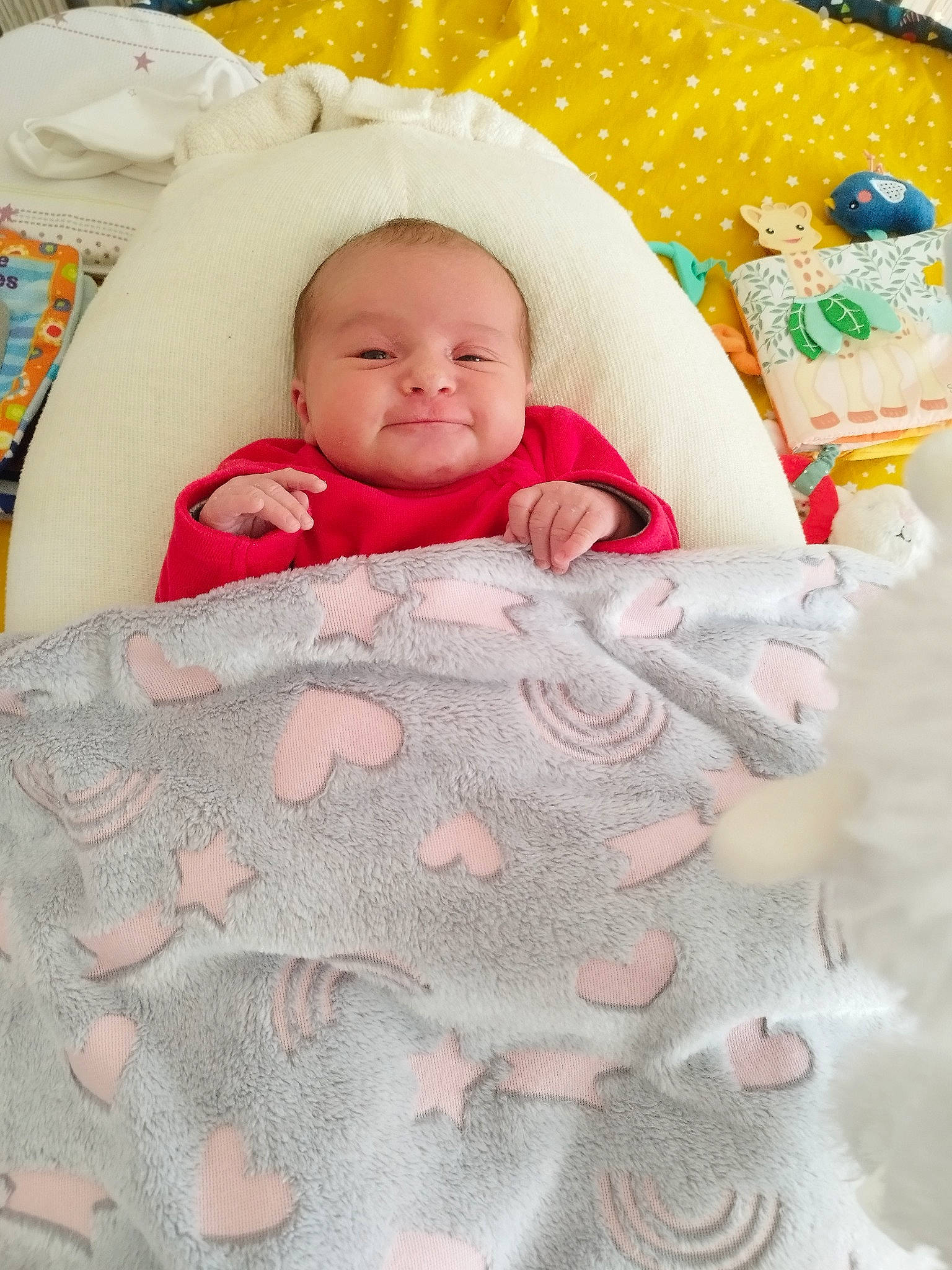 Ella a rejoint le concours — aidez-le/la à gagner de superbes lots ! baby, baby_products, baby_safety, baby_sleeping, baby_toddler_clothing, bedding, cheek, child, comfort, event, eye, happy, joy, linens, person, room, skin, sleeve, smile, textile