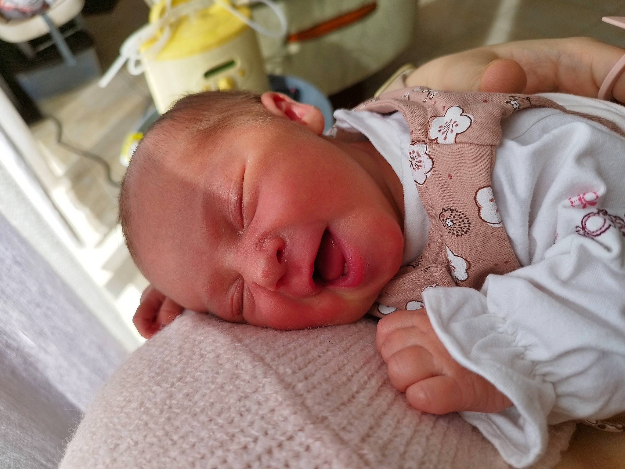 Ella a rejoint le concours — aidez-le/la à gagner de superbes lots ! abdomen, baby, baby_products, baby_safety, baby_sleeping, baby_toddler_clothing, bedtime, cheek, child, childbirth, comfort, eye, linens, nap, person, room, skin, sleep, sleeve, toddler