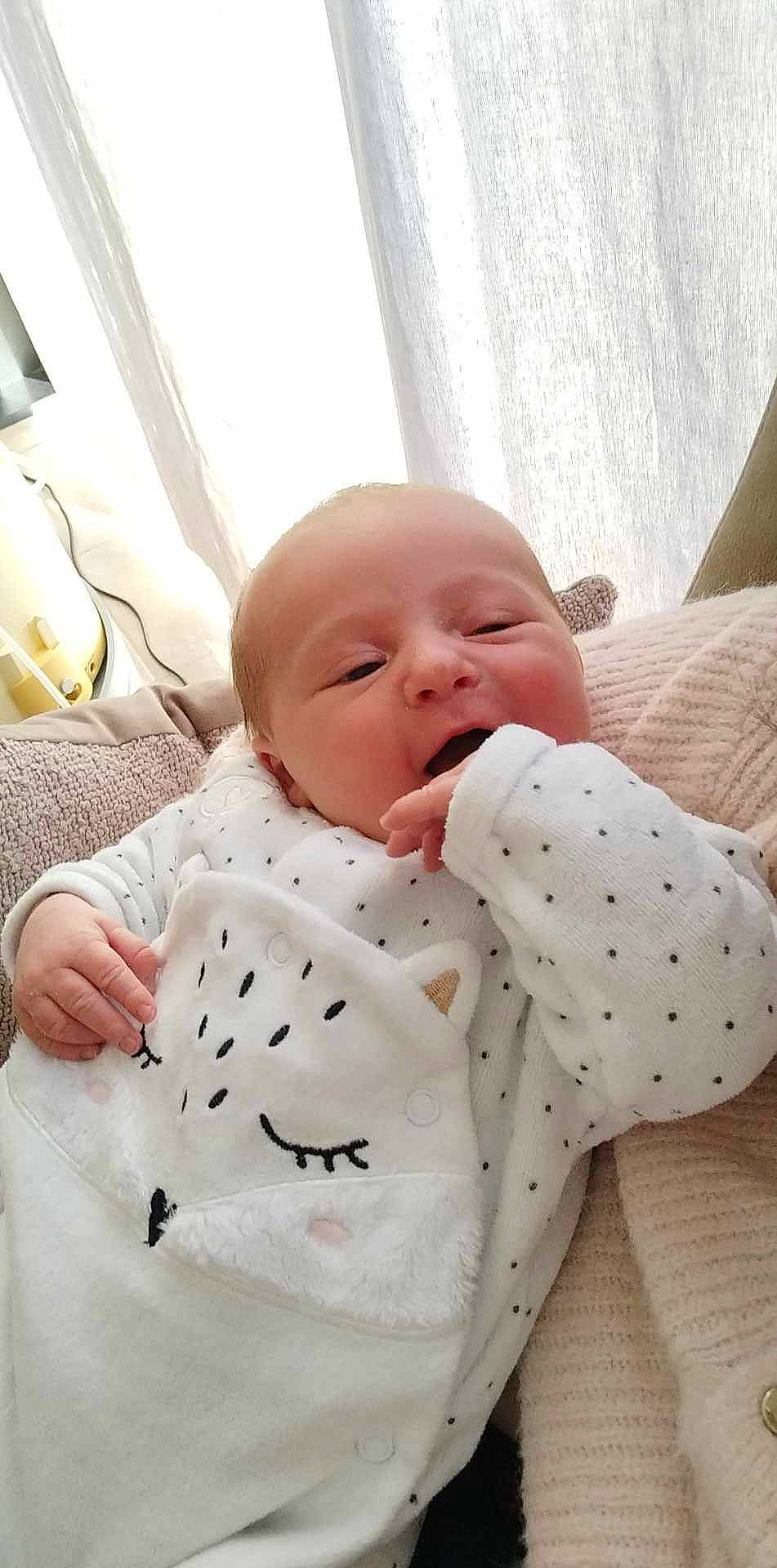 Ella a rejoint le concours — aidez-le/la à gagner de superbes lots ! baby, baby_safety, baby_sleeping, baby_toddler_clothing, bedding, carmine, child, collar, comfort, curtain, face, happy, linens, pattern, person, room, skin, sleeve, toddler