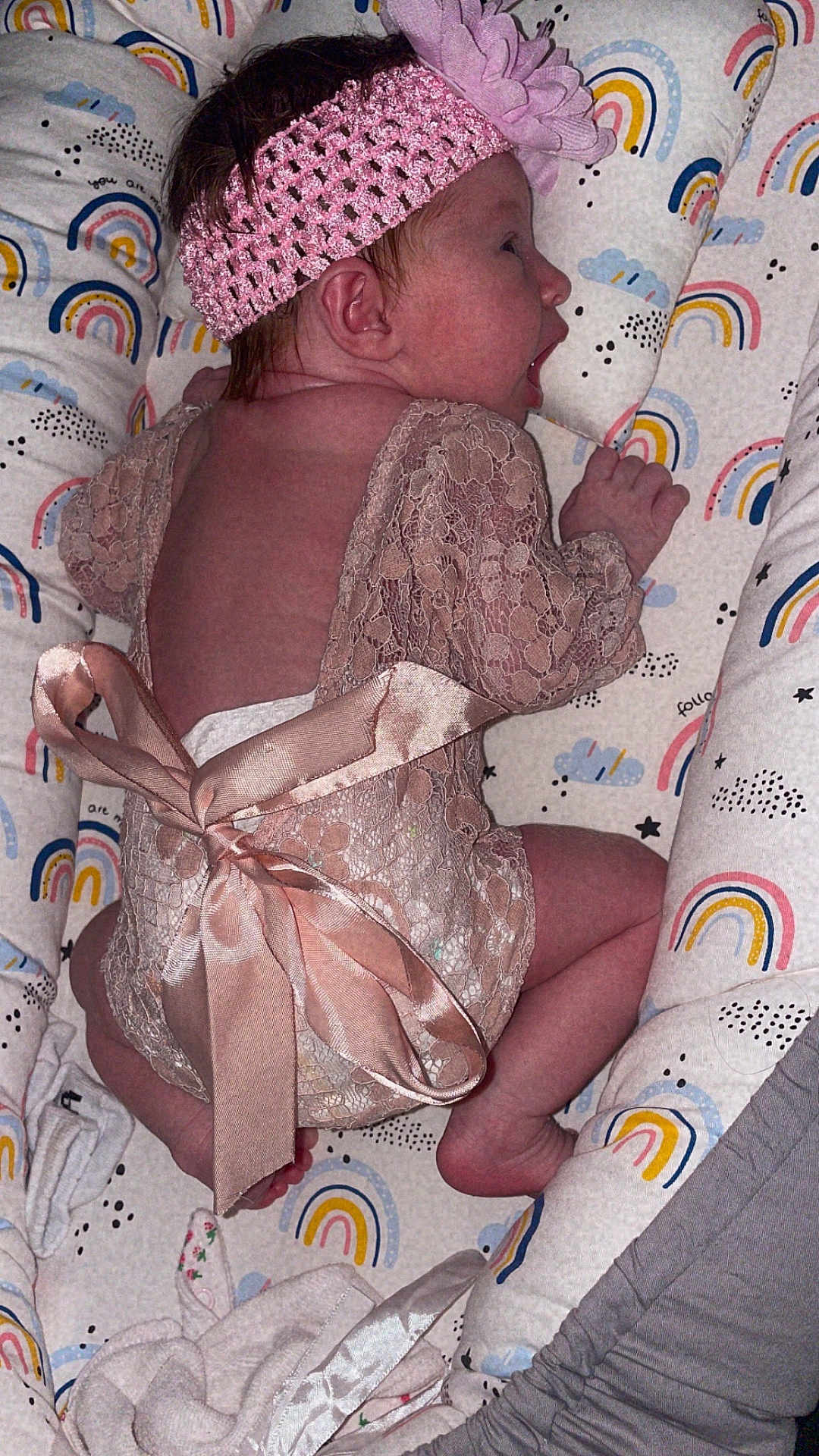 Alya participe au concours pour gagner de l'argent avec cette photo : baby, infant, headband, pink, lace, bow, newborn, rainbow_pattern, cushion, sleeping_area, cute, soft_fabric, baby_clothing, portrait, child, skin, small, lying_down, indoors, resting