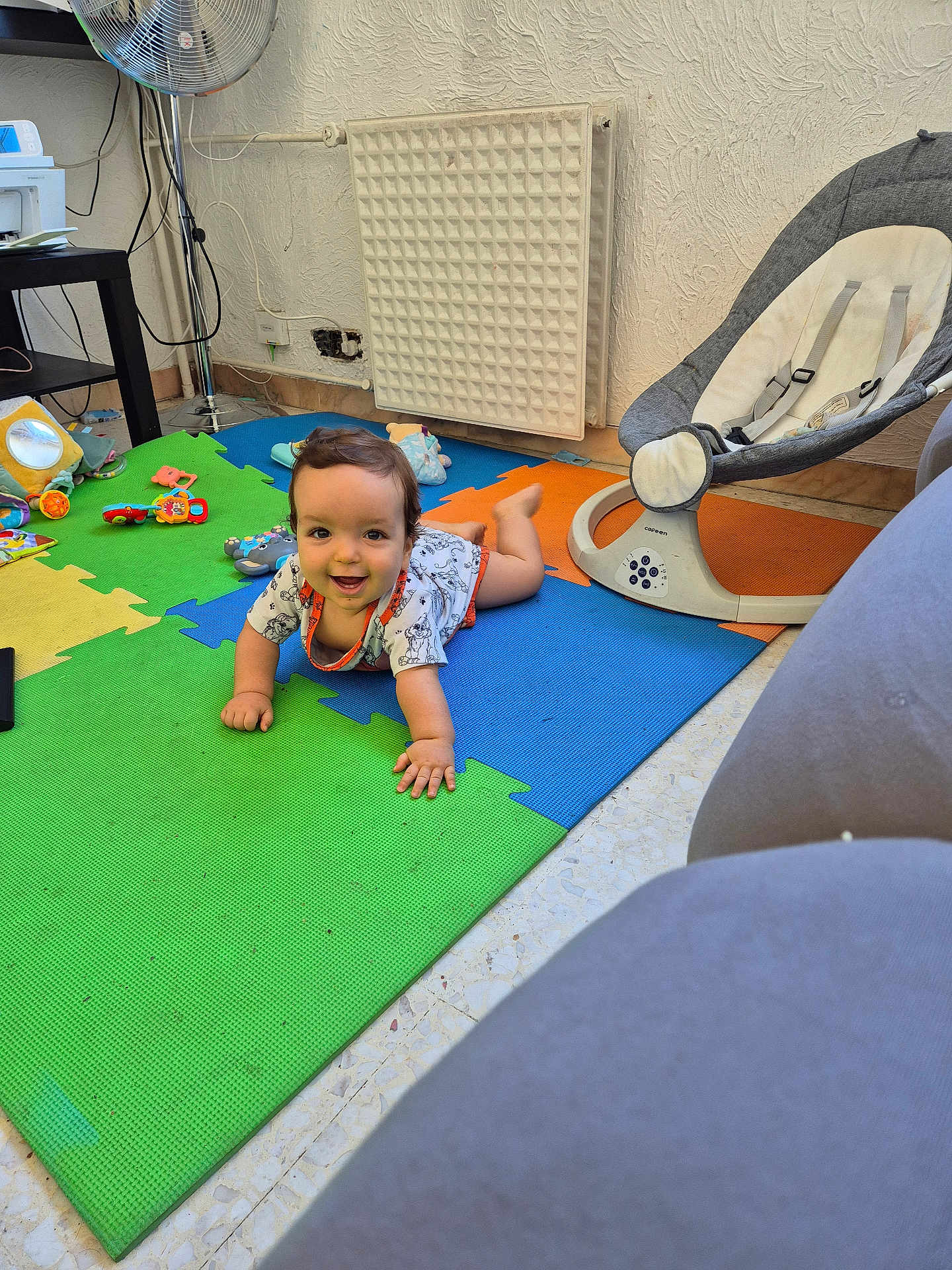Fabrizio a rejoint le concours — aidez-le/la à gagner de superbes lots ! baby, crawling, foam_mats, toys, baby_gear, fan, baby_rocker, smiling, indoor, floor, child, playtime, colorful, happy, person, clothing, head, face, young_child, home