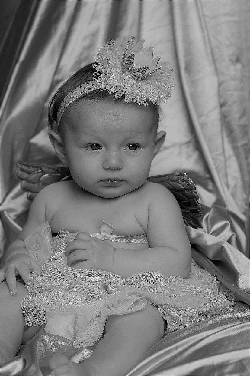Abigaëlle participe au concours pour gagner de l'argent avec cette photo : baby, baby_toddler_clothing, black_and_white, child, eye, flash_photography, grass, hairstyle, happy, headband, headgear, headpiece, iris, jewellery, monochrome, monochrome_photography, person, skin, style, toddler
