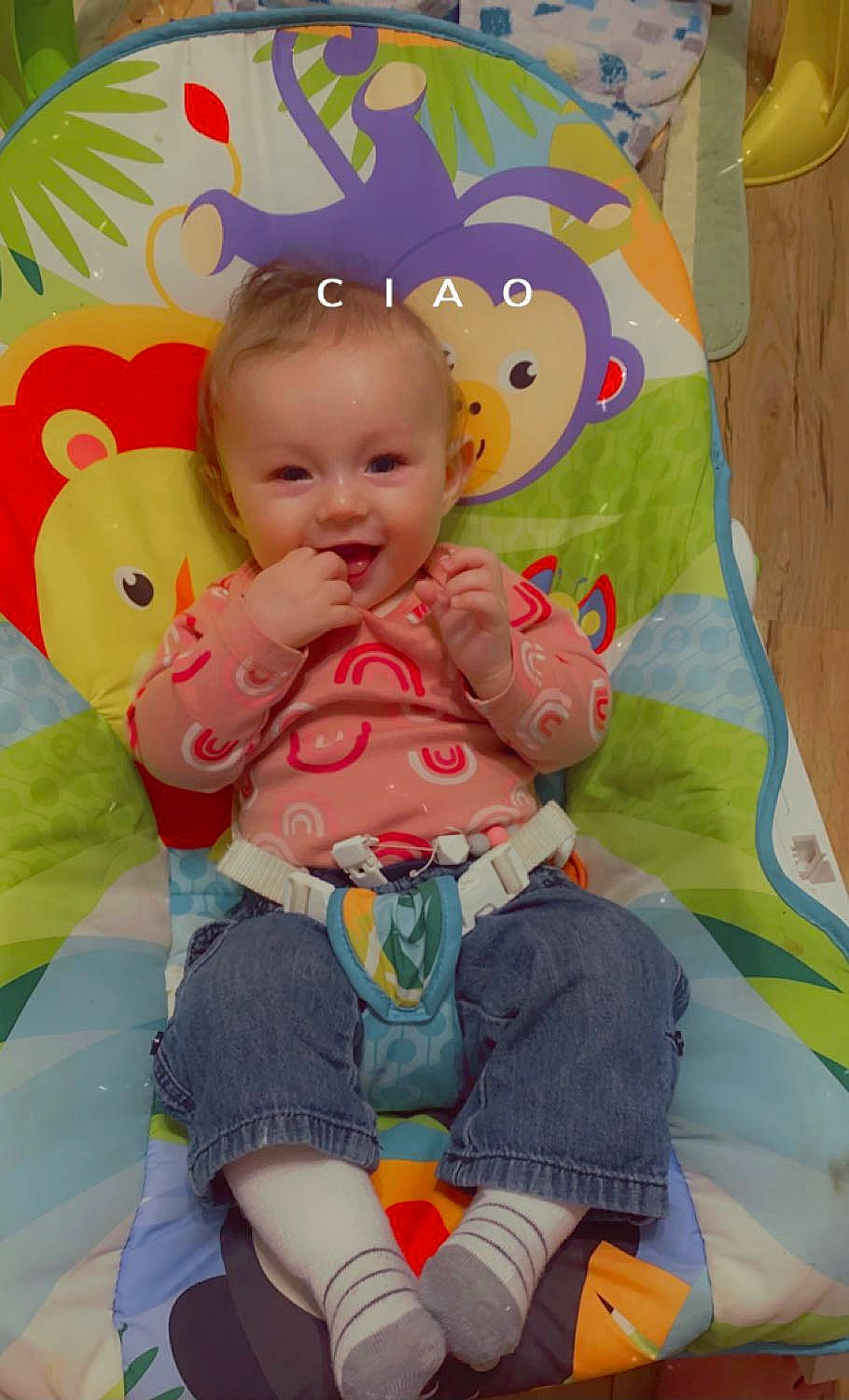 Abigaëlle a rejoint le concours — aidez-le/la à gagner de superbes lots ! art, baby, baby_toddler_clothing, cheek, child, comfort, fun, happy, lap, leisure, mammal, people, person, pink, product, skin, smile, snapshot, textile, toddler